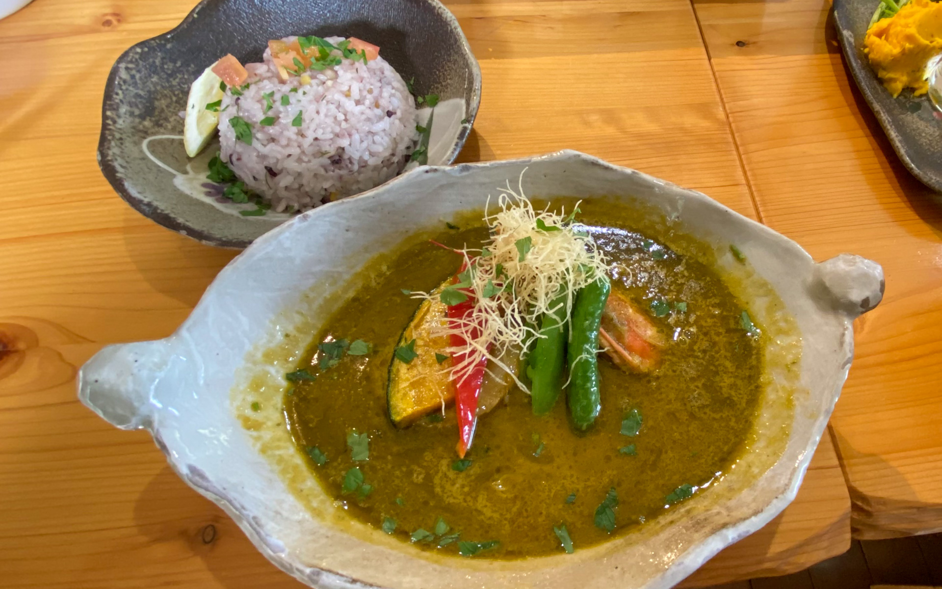 森の奥深くにたたずむ「森のレストラン」で、のんびりとランチタイム。パスタやハンバーグ、ローストビーフなど目移りしそうなメニューの中から、私はグリーンカレーをいただきました。前菜だけでもボリューム満点で、お野菜たっぷりのカレーもめちゃくちゃおいしかったです。益子焼の器が素敵で、さらにおいしさアップですね。お子さまランチもありますよ。テラス席ならワンちゃんも一緒にゆっくりできます