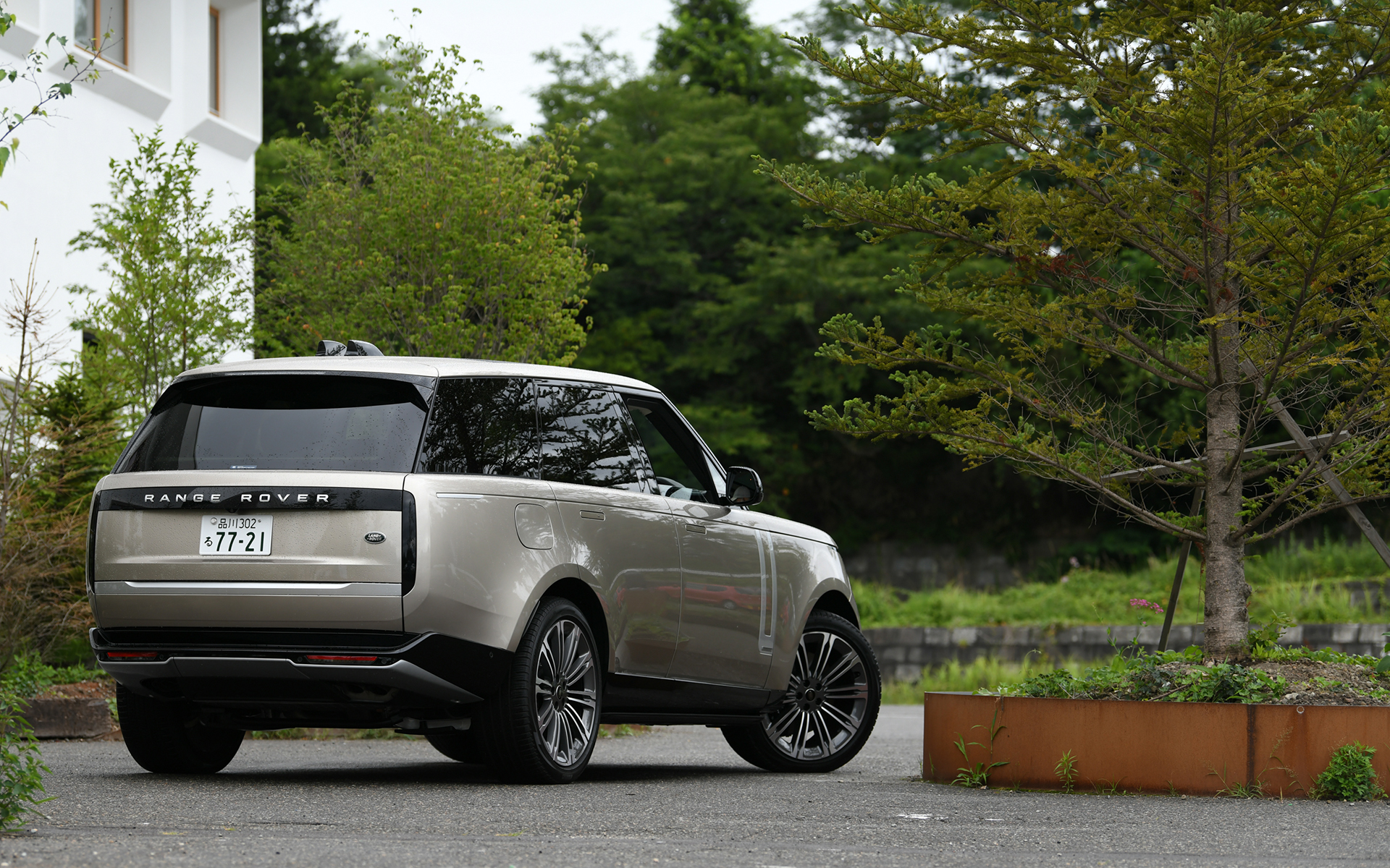 試乗車はレンジローバー オートバイオグラフィー P530（SWB）。価格は2228万円。ボディサイズは5065×2005×1870mm（全長×全幅×全高）、ホイールベースは2995mmの5人乗り仕様。このほかに、全長とホイールベースが200mmアップした7人乗りのLWB仕様、SVのLWBには4人乗り仕様もラインアップ