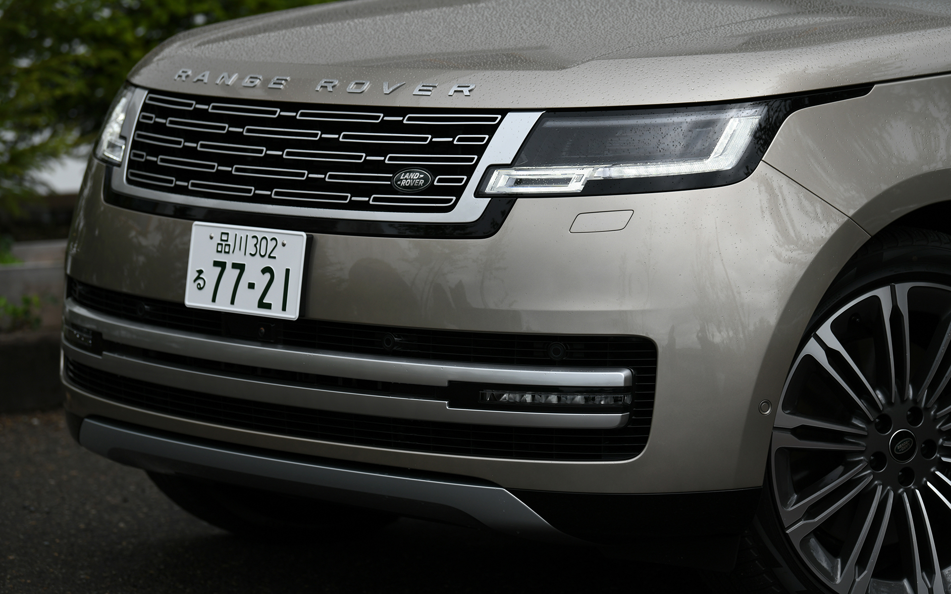 ルーフ、ウエスト、シルの3つのラインやショートオーバーハング、クラムシェルボンネットといった歴代レンジローバーの特徴を引き継ぎつつ、新デザインのフロントグリルや凹凸の少ないサーフェイス、ブラックアウトされたリアランプなど、1つの塊から削り出したようなすっきりとしたデザインを採用。タイヤはオプションとなる285/40R23サイズのピレリ「スコーピオン ゼロ」を装着