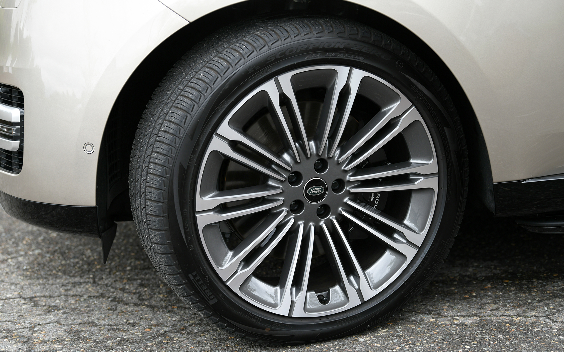 ルーフ、ウエスト、シルの3つのラインやショートオーバーハング、クラムシェルボンネットといった歴代レンジローバーの特徴を引き継ぎつつ、新デザインのフロントグリルや凹凸の少ないサーフェイス、ブラックアウトされたリアランプなど、1つの塊から削り出したようなすっきりとしたデザインを採用。タイヤはオプションとなる285/40R23サイズのピレリ「スコーピオン ゼロ」を装着