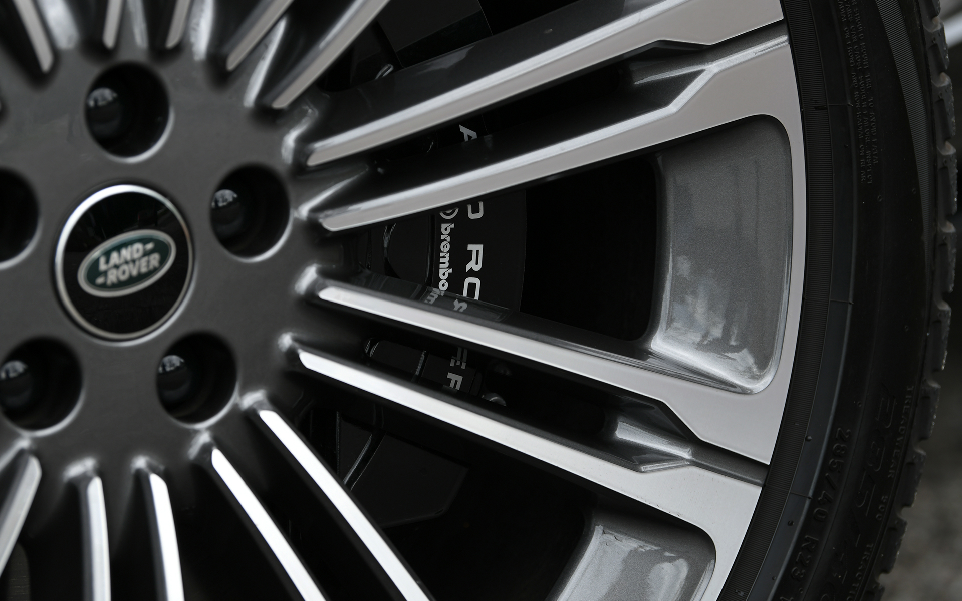 ルーフ、ウエスト、シルの3つのラインやショートオーバーハング、クラムシェルボンネットといった歴代レンジローバーの特徴を引き継ぎつつ、新デザインのフロントグリルや凹凸の少ないサーフェイス、ブラックアウトされたリアランプなど、1つの塊から削り出したようなすっきりとしたデザインを採用。タイヤはオプションとなる285/40R23サイズのピレリ「スコーピオン ゼロ」を装着