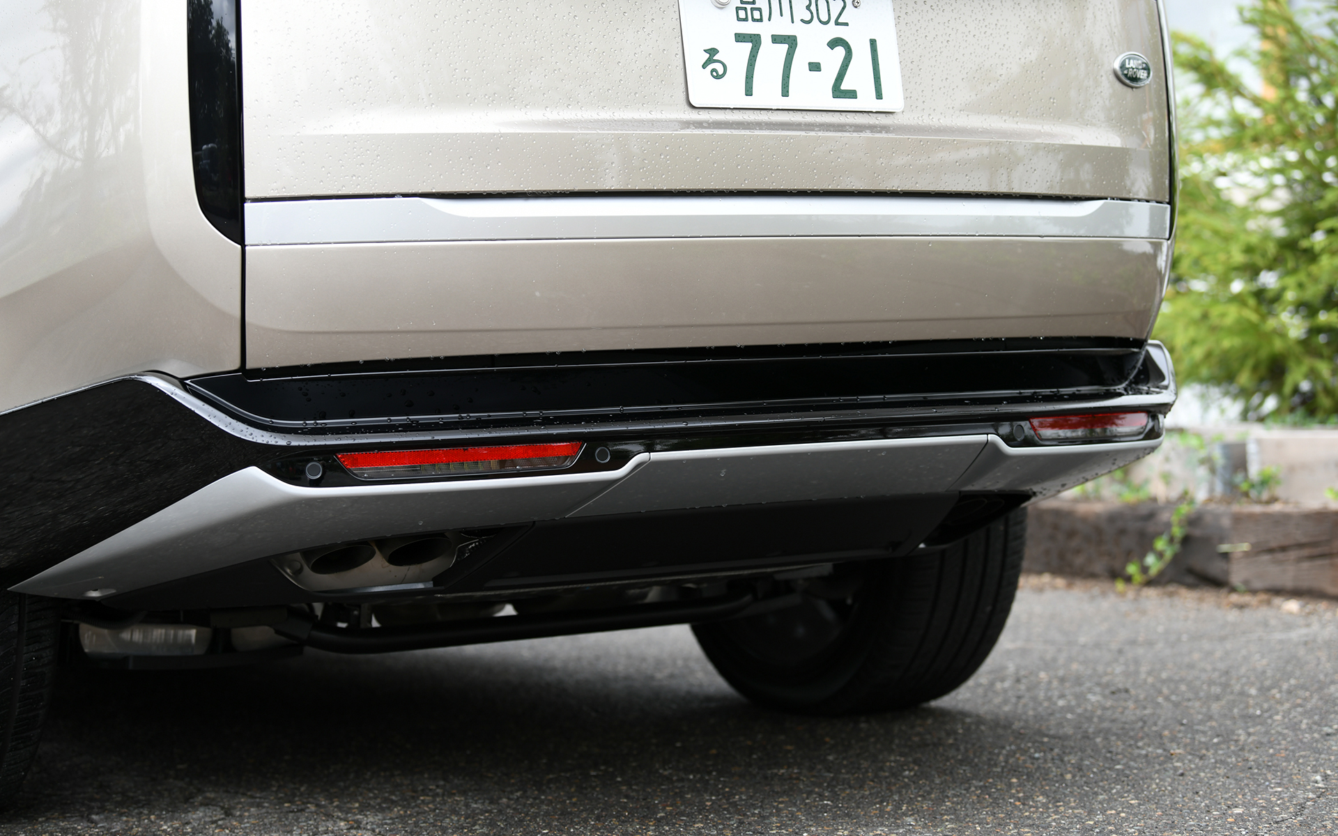 ルーフ、ウエスト、シルの3つのラインやショートオーバーハング、クラムシェルボンネットといった歴代レンジローバーの特徴を引き継ぎつつ、新デザインのフロントグリルや凹凸の少ないサーフェイス、ブラックアウトされたリアランプなど、1つの塊から削り出したようなすっきりとしたデザインを採用。タイヤはオプションとなる285/40R23サイズのピレリ「スコーピオン ゼロ」を装着