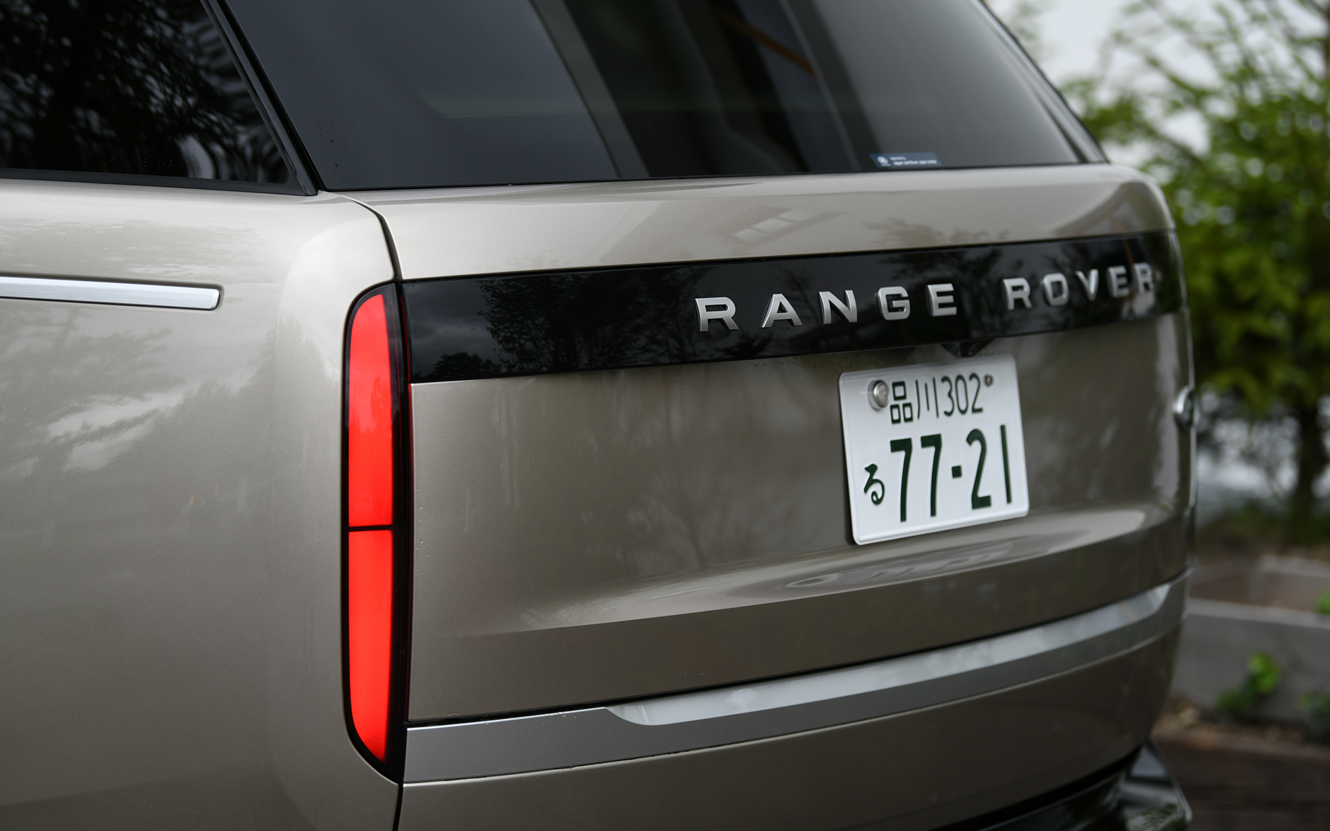 ルーフ、ウエスト、シルの3つのラインやショートオーバーハング、クラムシェルボンネットといった歴代レンジローバーの特徴を引き継ぎつつ、新デザインのフロントグリルや凹凸の少ないサーフェイス、ブラックアウトされたリアランプなど、1つの塊から削り出したようなすっきりとしたデザインを採用。タイヤはオプションとなる285/40R23サイズのピレリ「スコーピオン ゼロ」を装着