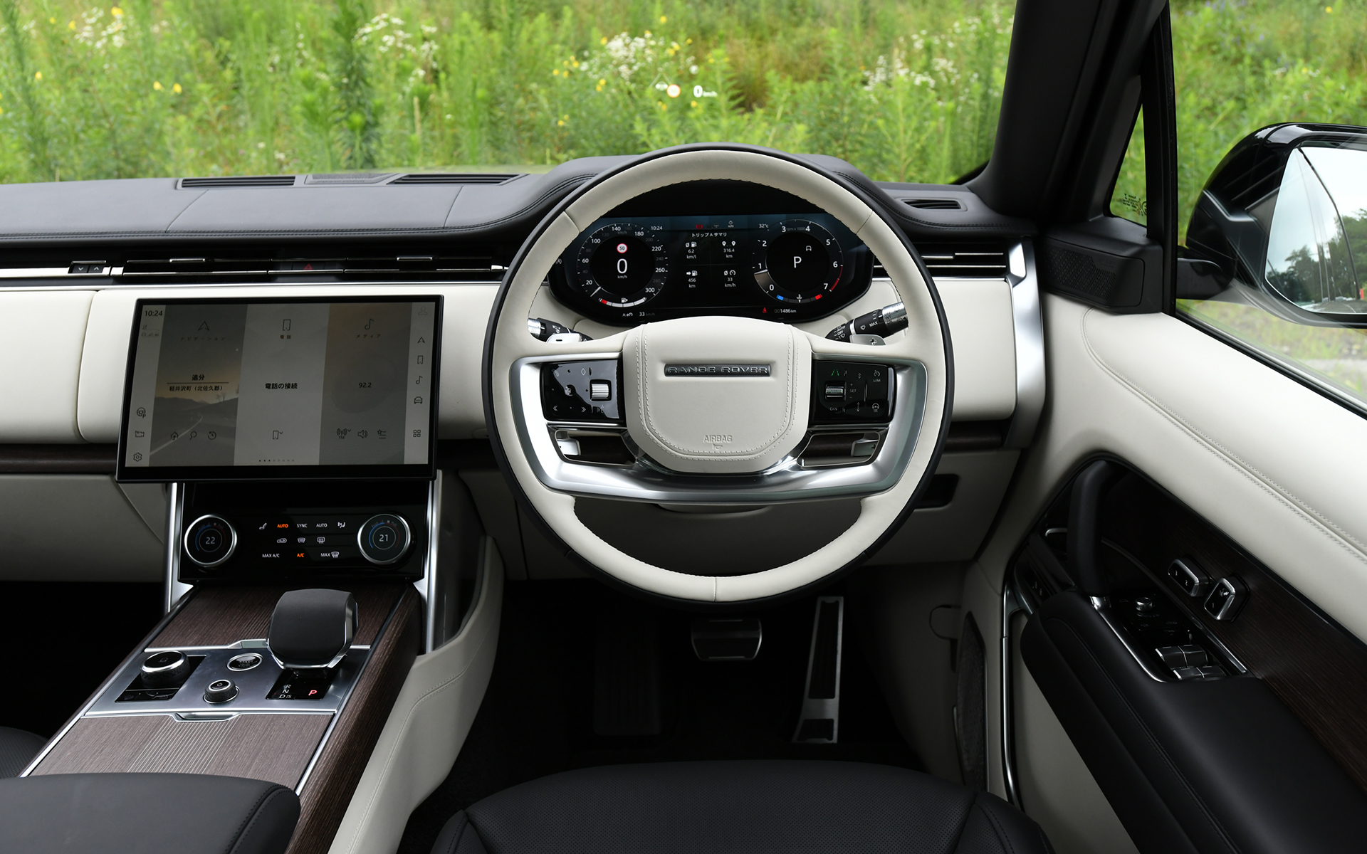 ハプティックフィードバック機能付きの新開発13.1インチのフローティング式フルHDタッチスクリーンを装備した「Pivi Pro」などの最新のインフォテインメント・システムを搭載。新しいアクティブノイズキャンセレーションや「空気清浄システムプロ」（ナノイーX搭載、PM2.5フィルター付）を採用することで、快適でクリーンな室内空間を提供