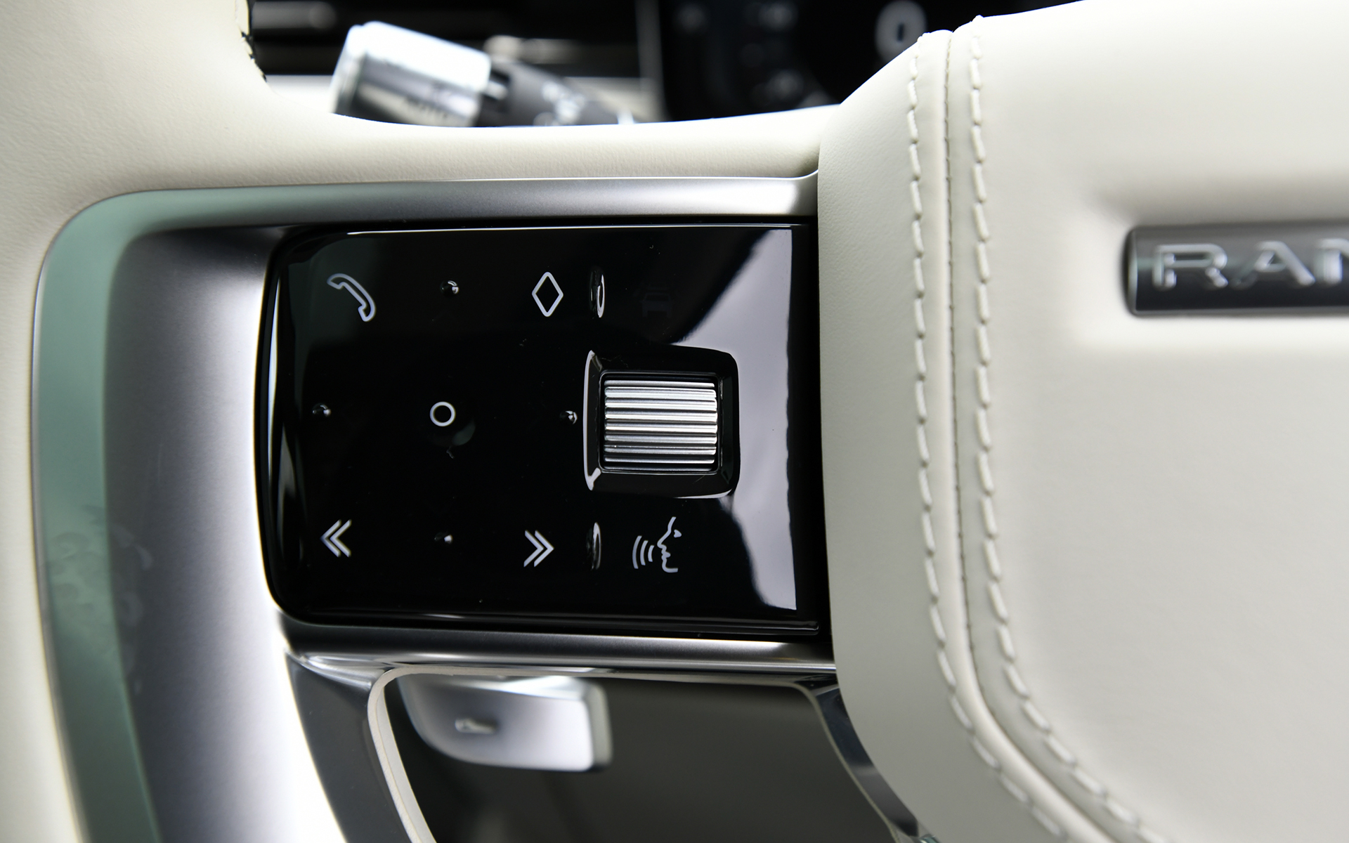 ハプティックフィードバック機能付きの新開発13.1インチのフローティング式フルHDタッチスクリーンを装備した「Pivi Pro」などの最新のインフォテインメント・システムを搭載。新しいアクティブノイズキャンセレーションや「空気清浄システムプロ」（ナノイーX搭載、PM2.5フィルター付）を採用することで、快適でクリーンな室内空間を提供