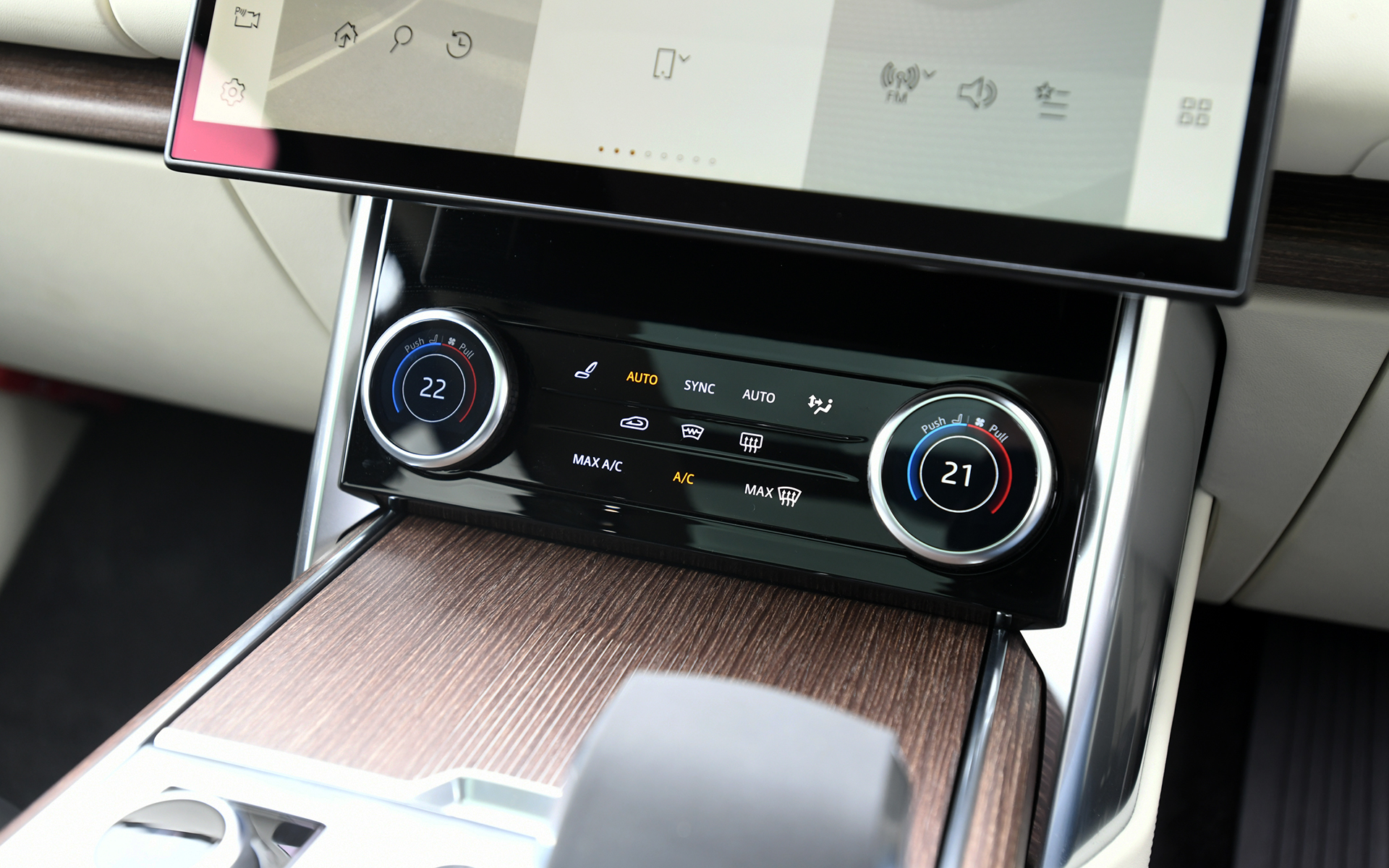 ハプティックフィードバック機能付きの新開発13.1インチのフローティング式フルHDタッチスクリーンを装備した「Pivi Pro」などの最新のインフォテインメント・システムを搭載。新しいアクティブノイズキャンセレーションや「空気清浄システムプロ」（ナノイーX搭載、PM2.5フィルター付）を採用することで、快適でクリーンな室内空間を提供