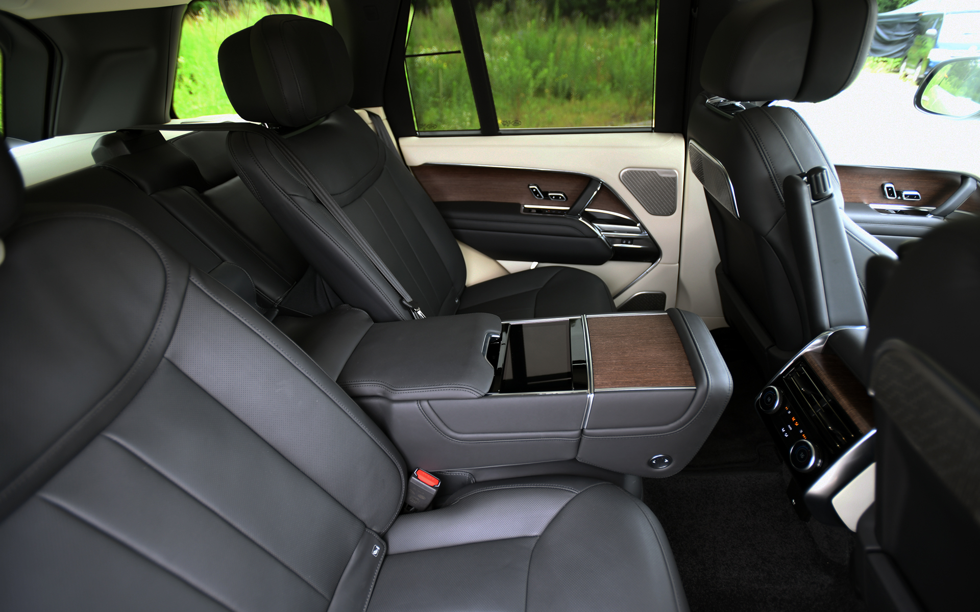 試乗車はパーフォレイテッドセミアニリンレザーシート（カラー：エボニー）を装着