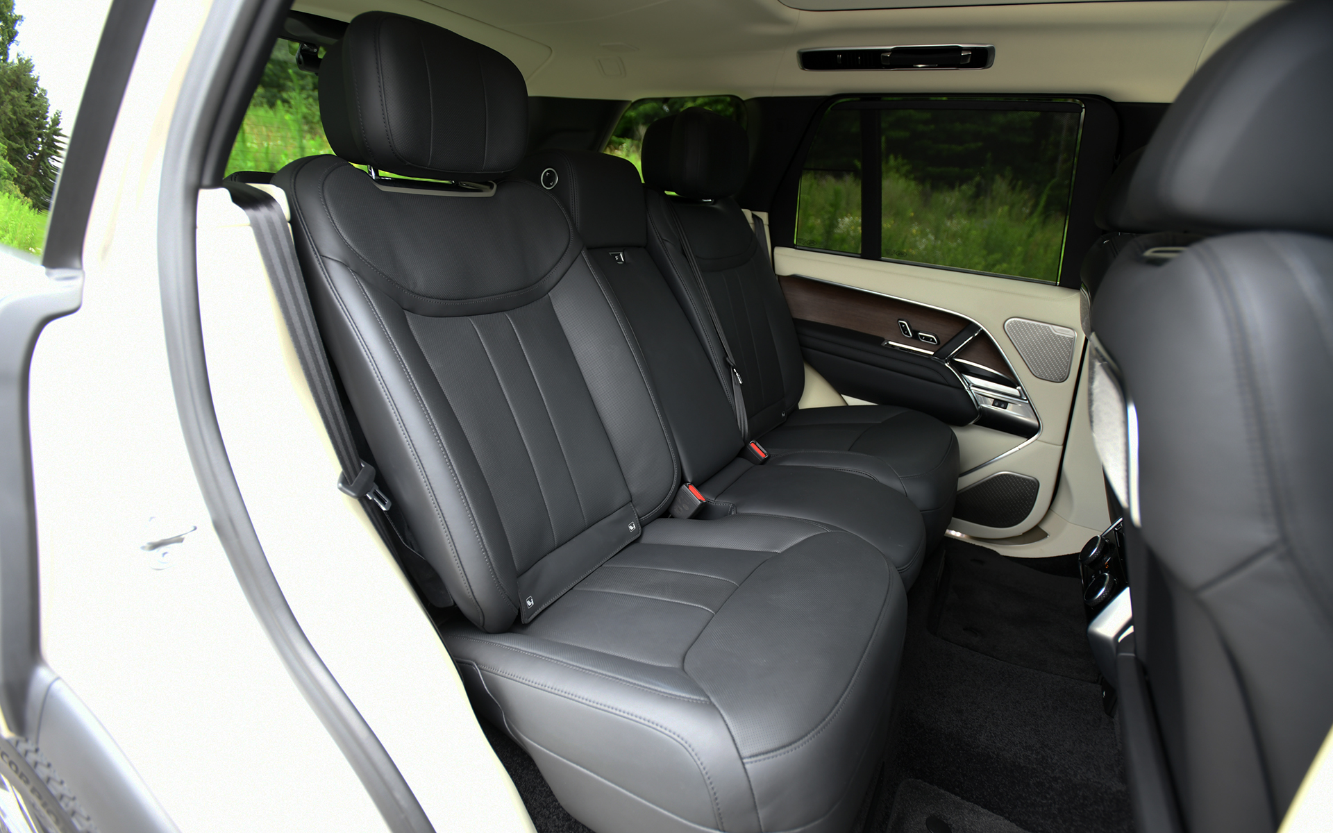 試乗車はパーフォレイテッドセミアニリンレザーシート（カラー：エボニー）を装着