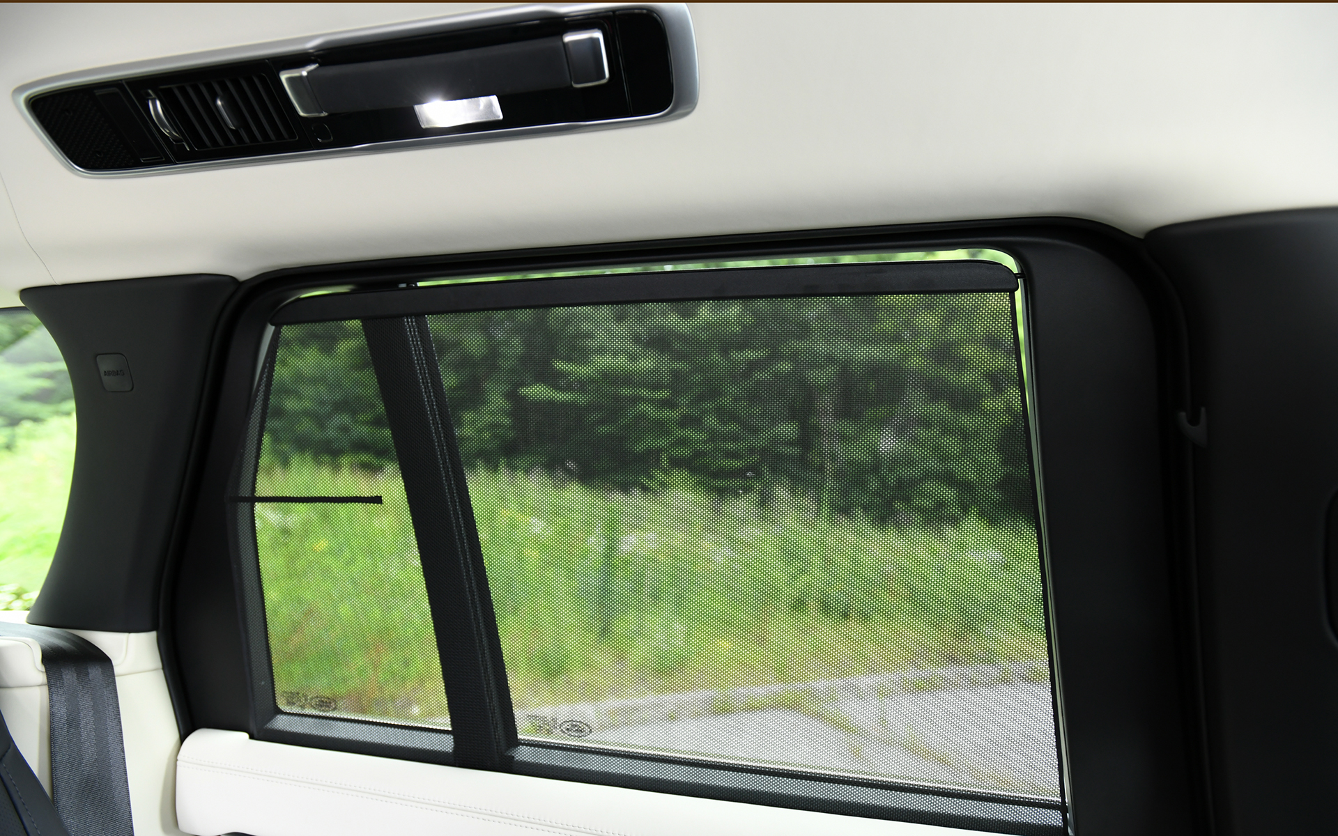 試乗車はパーフォレイテッドセミアニリンレザーシート（カラー：エボニー）を装着