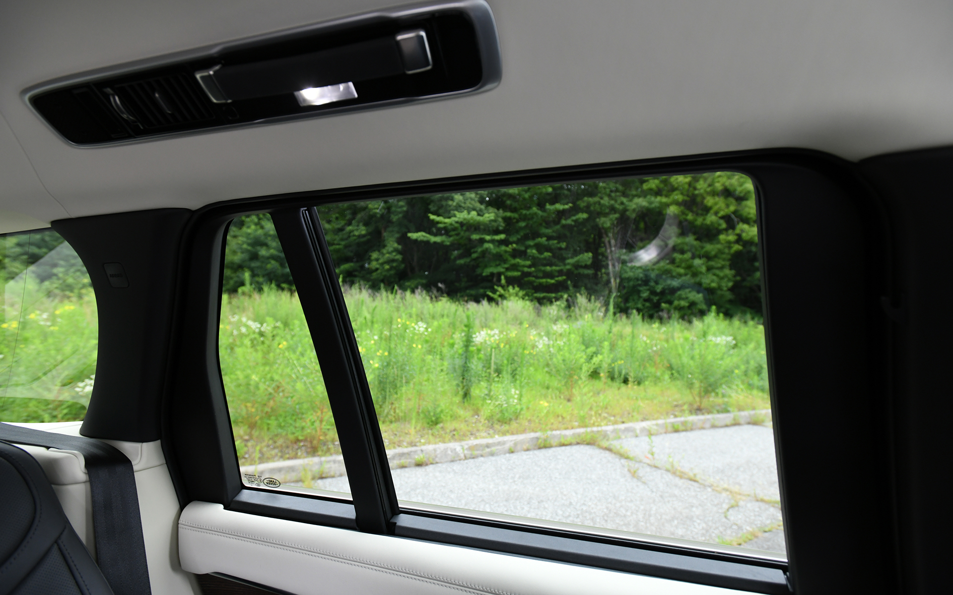 試乗車はパーフォレイテッドセミアニリンレザーシート（カラー：エボニー）を装着