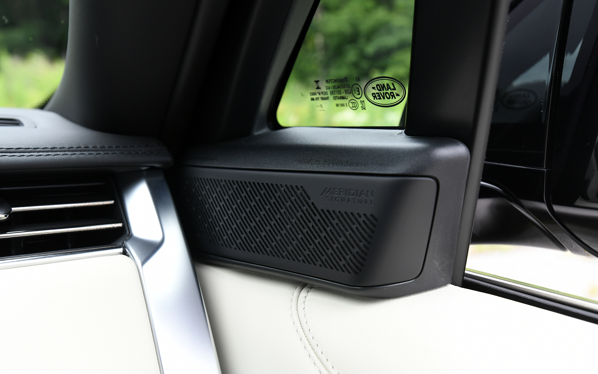 1600Wのコアアンプに加え、各ヘッドレストに20Wのアンプを4基搭載するとともに、10個のデジタルシグナルプロセッサー（DSP）を搭載することで、従来と比べ5倍の音響処理能力を実現するMERIDIANシグニチャーサウンドシステムを採用