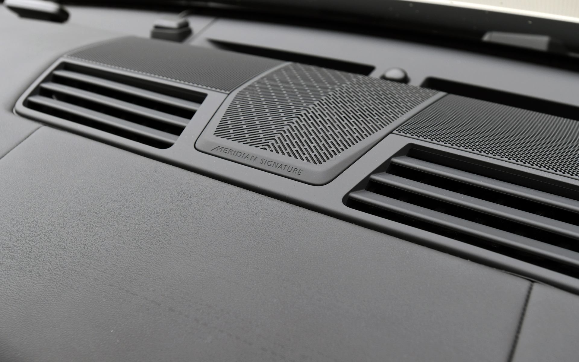 1600Wのコアアンプに加え、各ヘッドレストに20Wのアンプを4基搭載するとともに、10個のデジタルシグナルプロセッサー（DSP）を搭載することで、従来と比べ5倍の音響処理能力を実現するMERIDIANシグニチャーサウンドシステムを採用