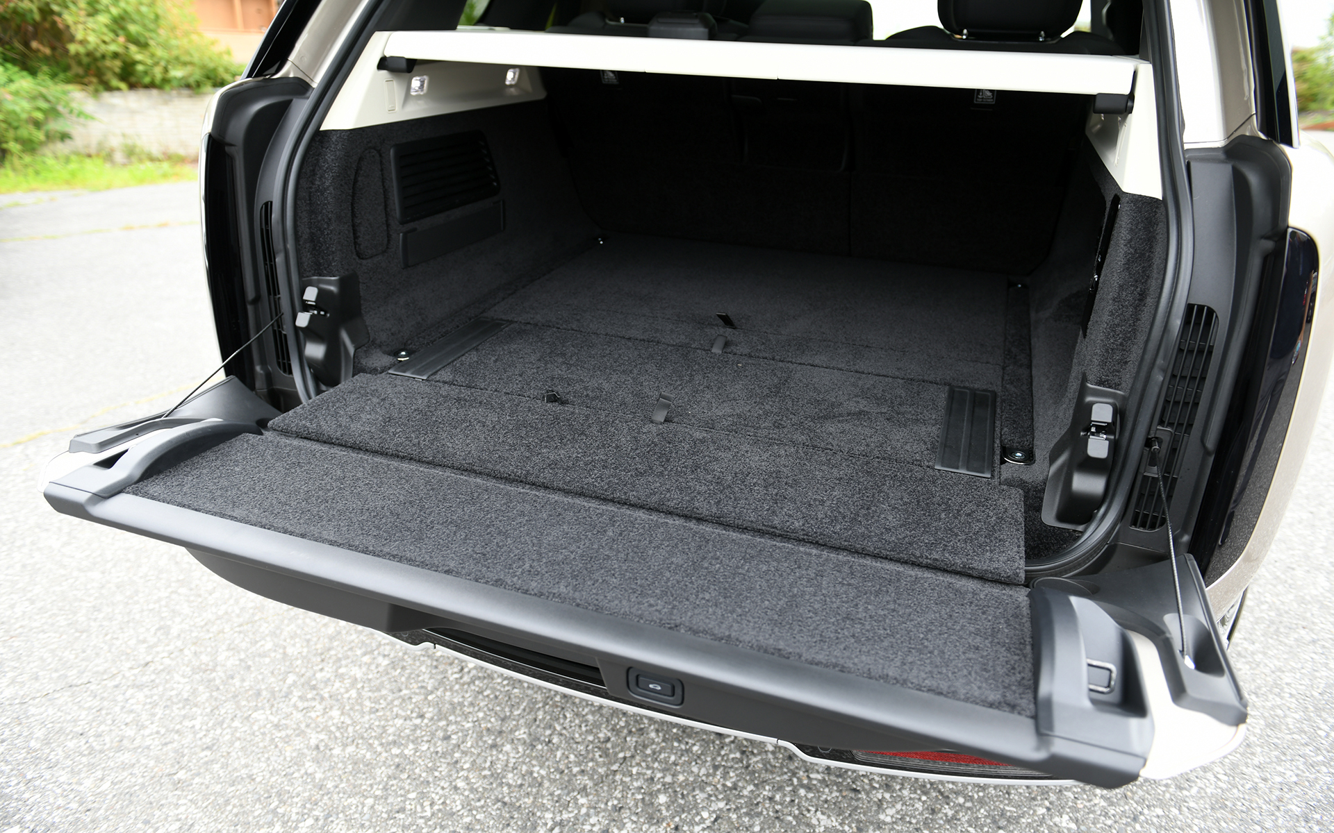 ラゲッジスペースフロアを利用してくつろぎの場所に早変わりするテールゲートイベントスイートを採用。