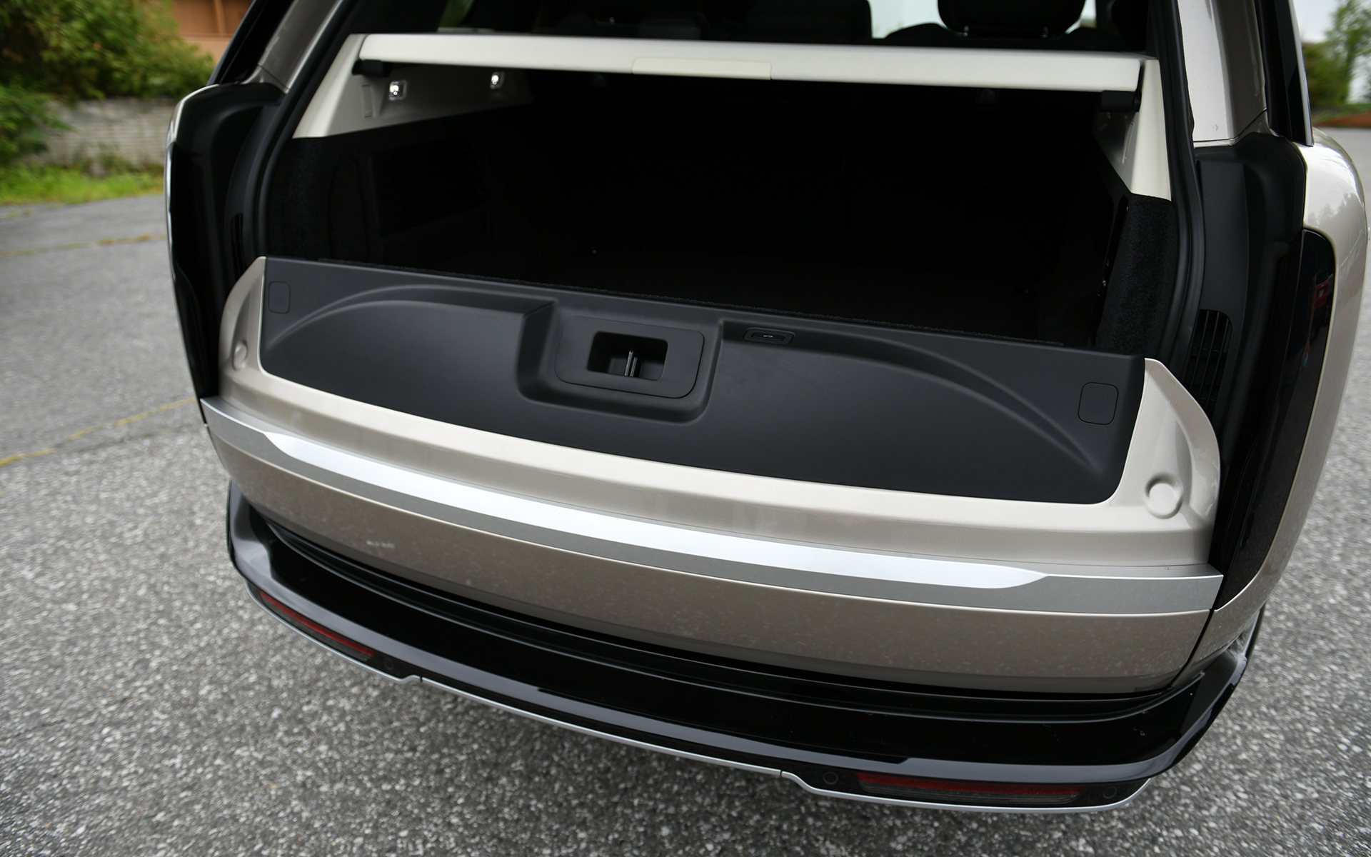 ラゲッジスペースフロアを利用してくつろぎの場所に早変わりするテールゲートイベントスイートを採用。