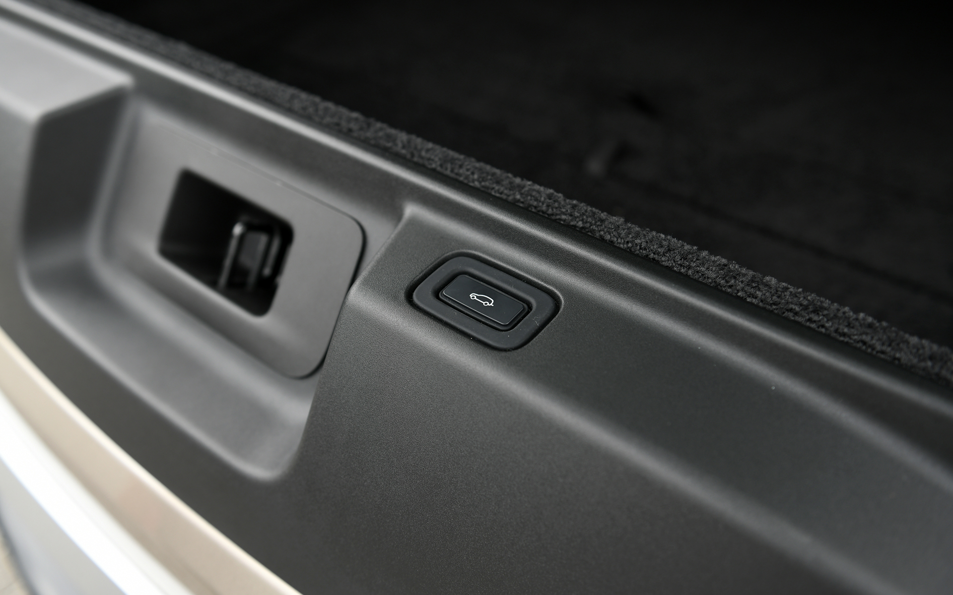 ラゲッジスペースフロアを利用してくつろぎの場所に早変わりするテールゲートイベントスイートを採用。