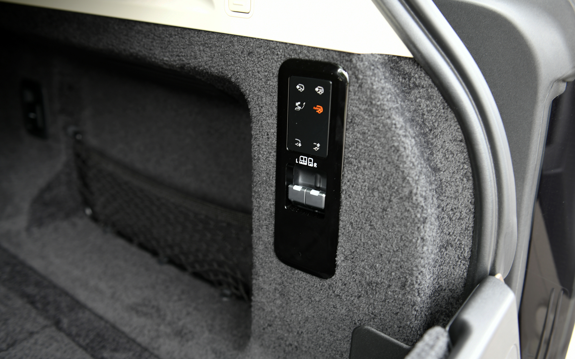 ラゲッジ内側面にはシートのフォールディングスイッチなどを設定（写真左はSWB、写真右はLWB）