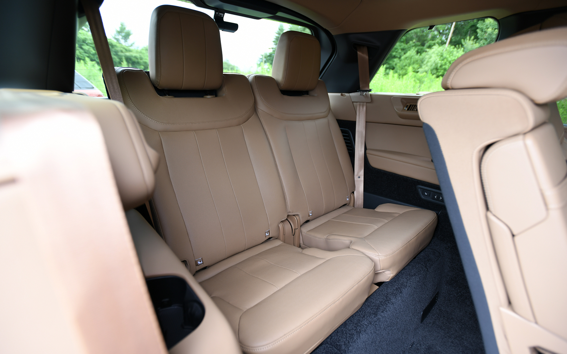 3列目シートはセミアニリンレザーシート、4ゾーンクライメートコントロール、パワーシート、シートヒーター、タスクライティング、USBソケット、インテリジェントシートフォールドを標準装備する