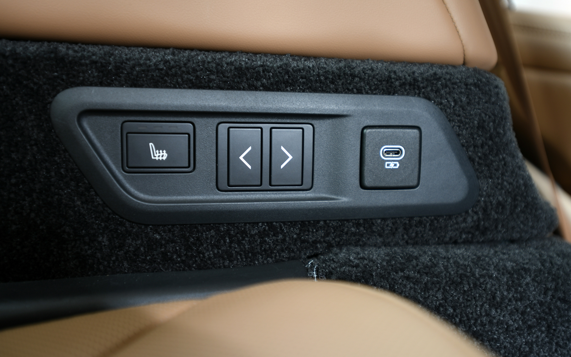 3列目シートはセミアニリンレザーシート、4ゾーンクライメートコントロール、パワーシート、シートヒーター、タスクライティング、USBソケット、インテリジェントシートフォールドを標準装備する