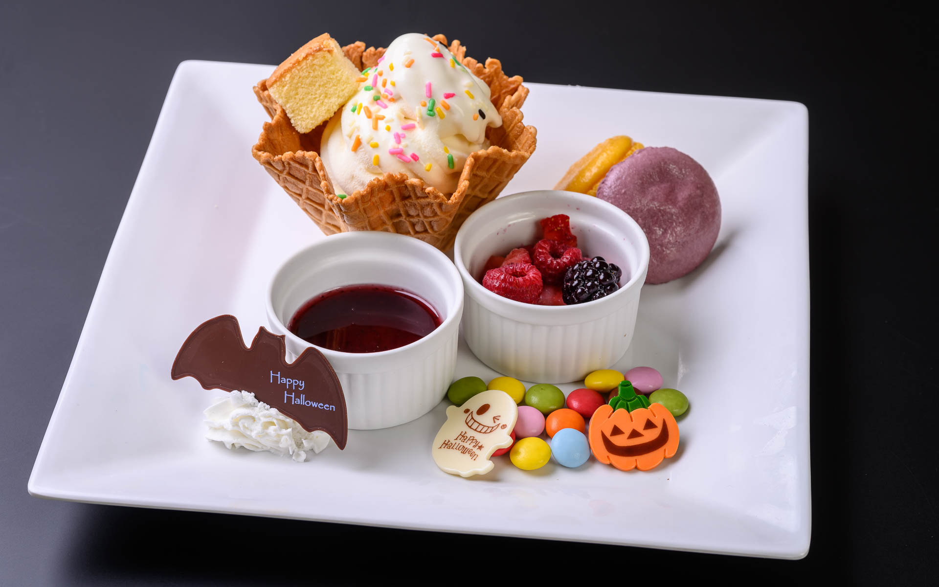 いたずらおばけのワッフルコーンパフェ（900円）。「プッチタウンキッチン」で販売