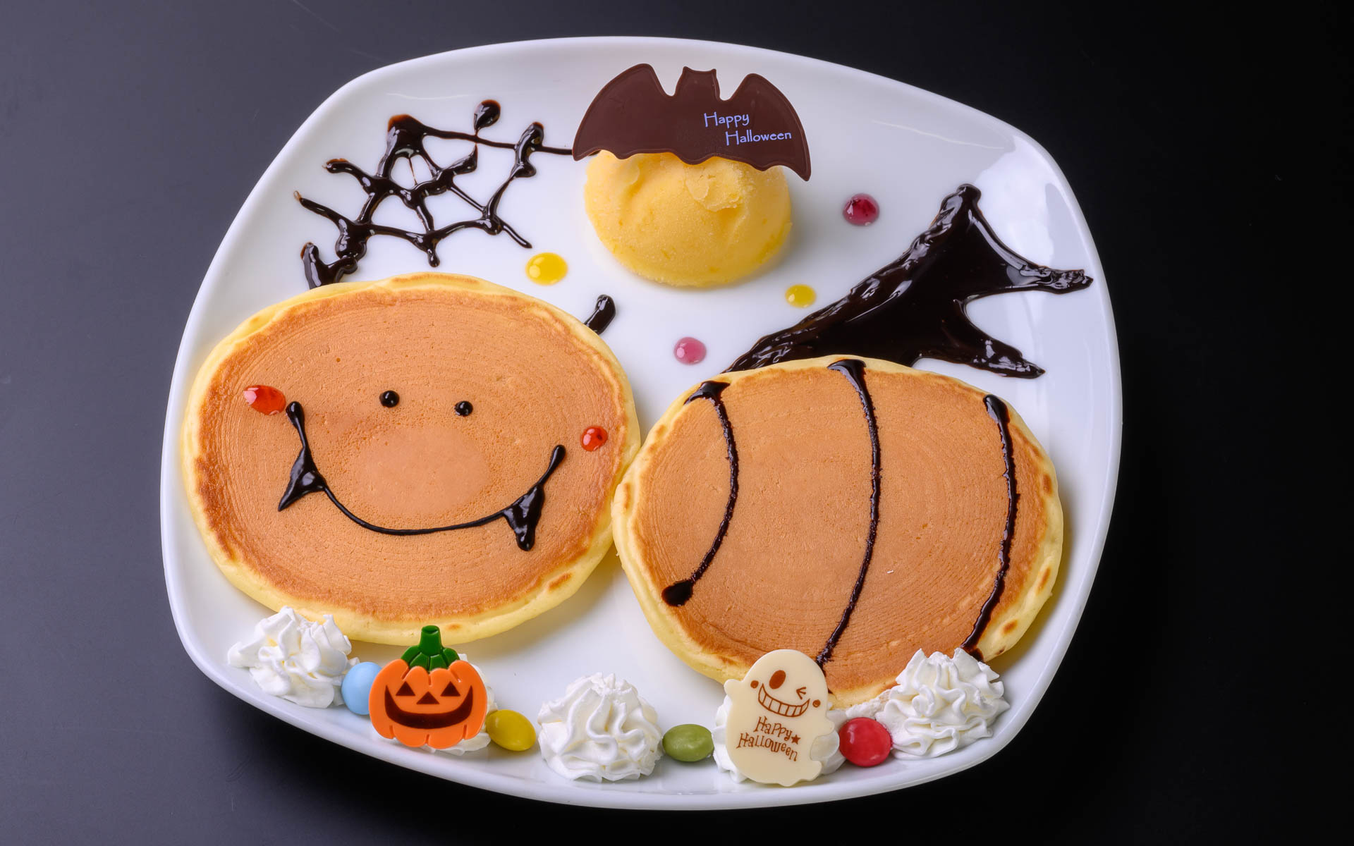 ぶんぶんのハロウィーンパンケーキ（850円）。「ぶんぶんのパンケーキやさん」で販売