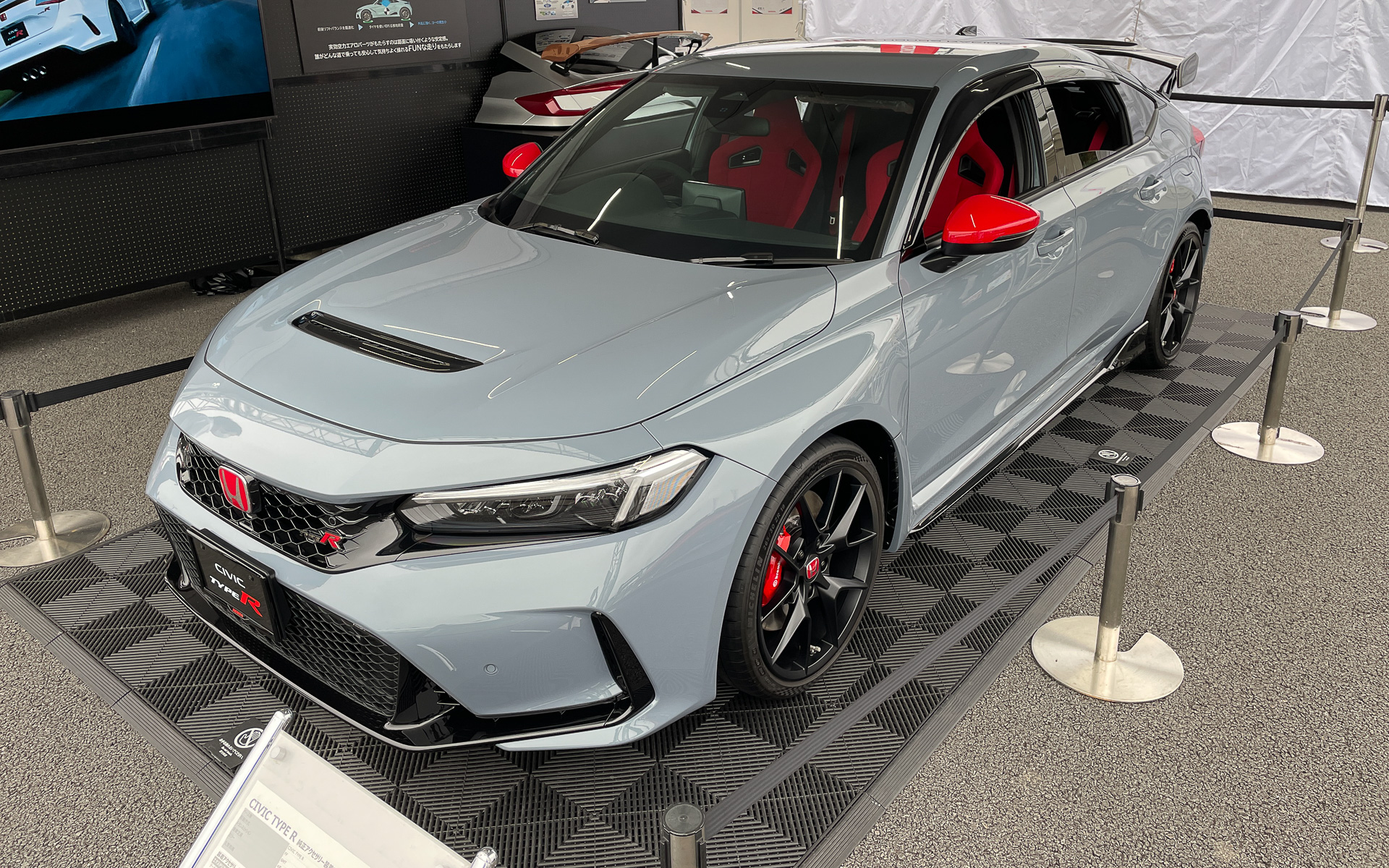 ホンダアクセスが新型「シビック TYPE R」用の純正アクセサリーを初公開した。ウイングにはこれまで培ってきたノウハウ「実効空力」を採用している