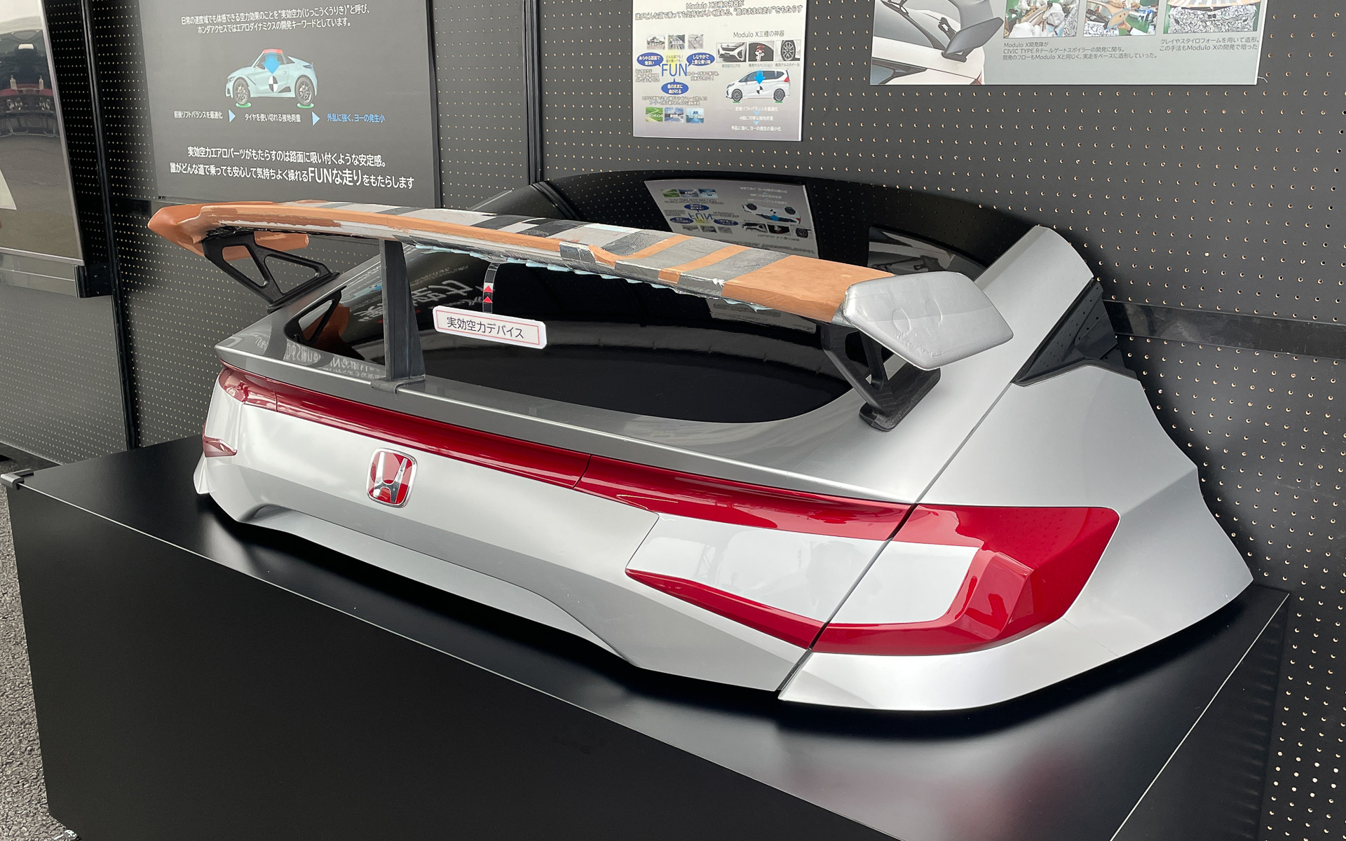 開発中のモックアップも展示された