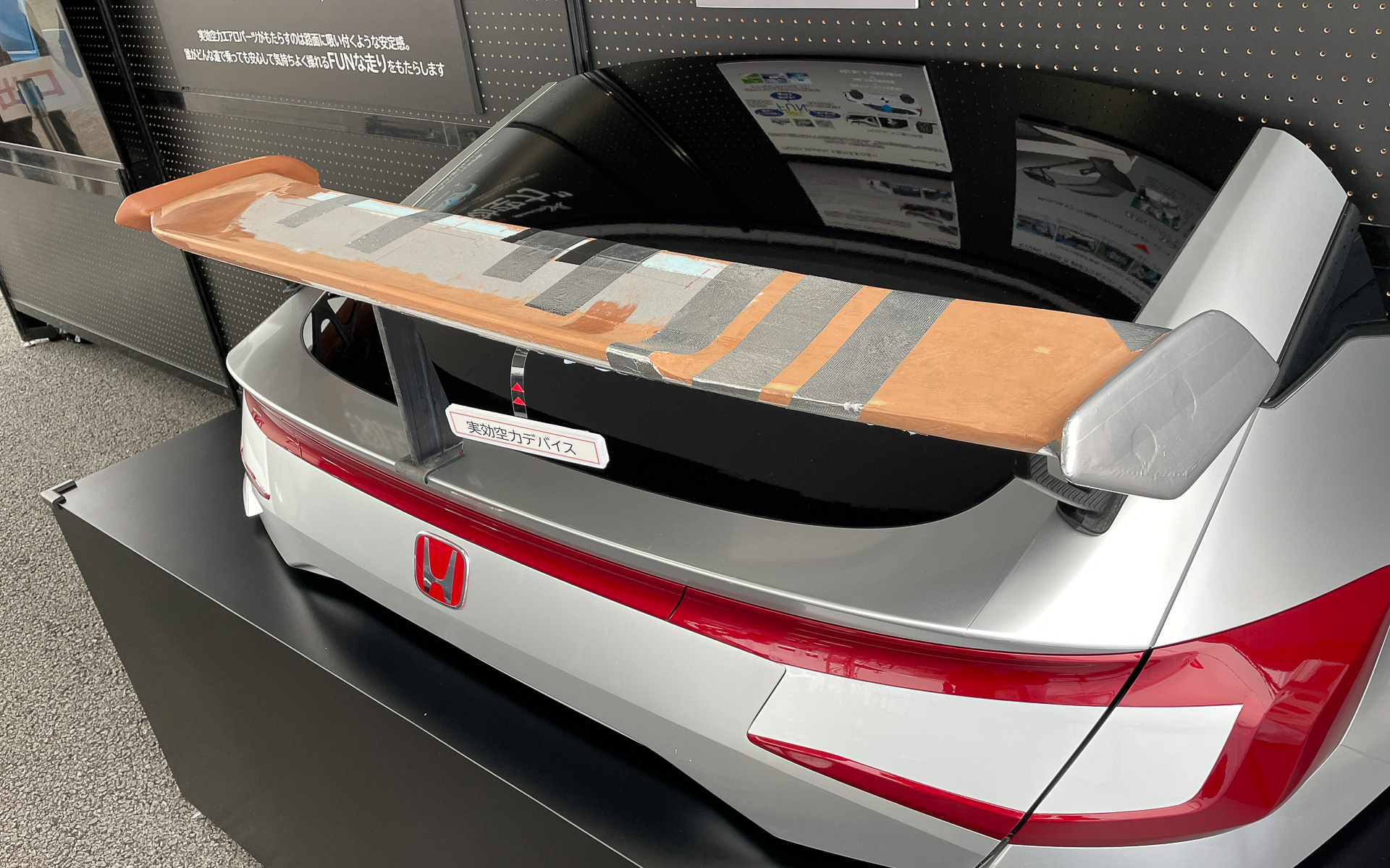 開発中のモックアップも展示された