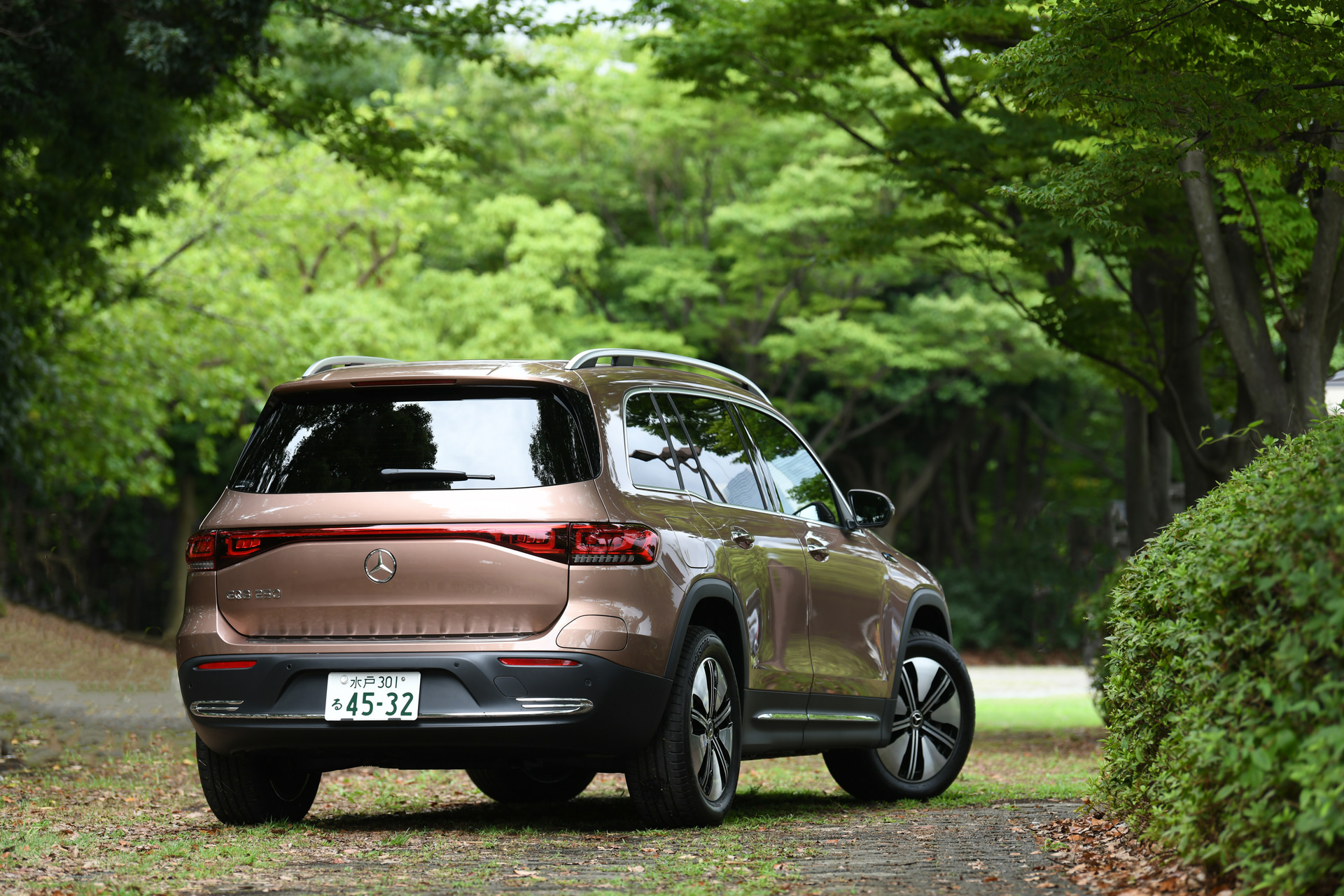 今回試乗したのは7月に発売となったメルセデス・ベンツのバッテリEV（電気自動車）第3弾となる「EQB」。EQBは「EQB 250」「EQB 350 4MATIC」の2モデルが用意され、写真のEQB 250（788万円）はフロントアクスルに新設計の永久磁石同期モーターが搭載される前輪駆動モデル。ボディサイズは4685×1835×1705mm（全長×全幅×全高）、ホイールベースは2830mm。前後アクスル間のフロア部に搭載されるリチウムイオンバッテリの容量は66.5kWh。航続距離はEQB 250が520km、EQB 350 4MATICが468kmとなっている