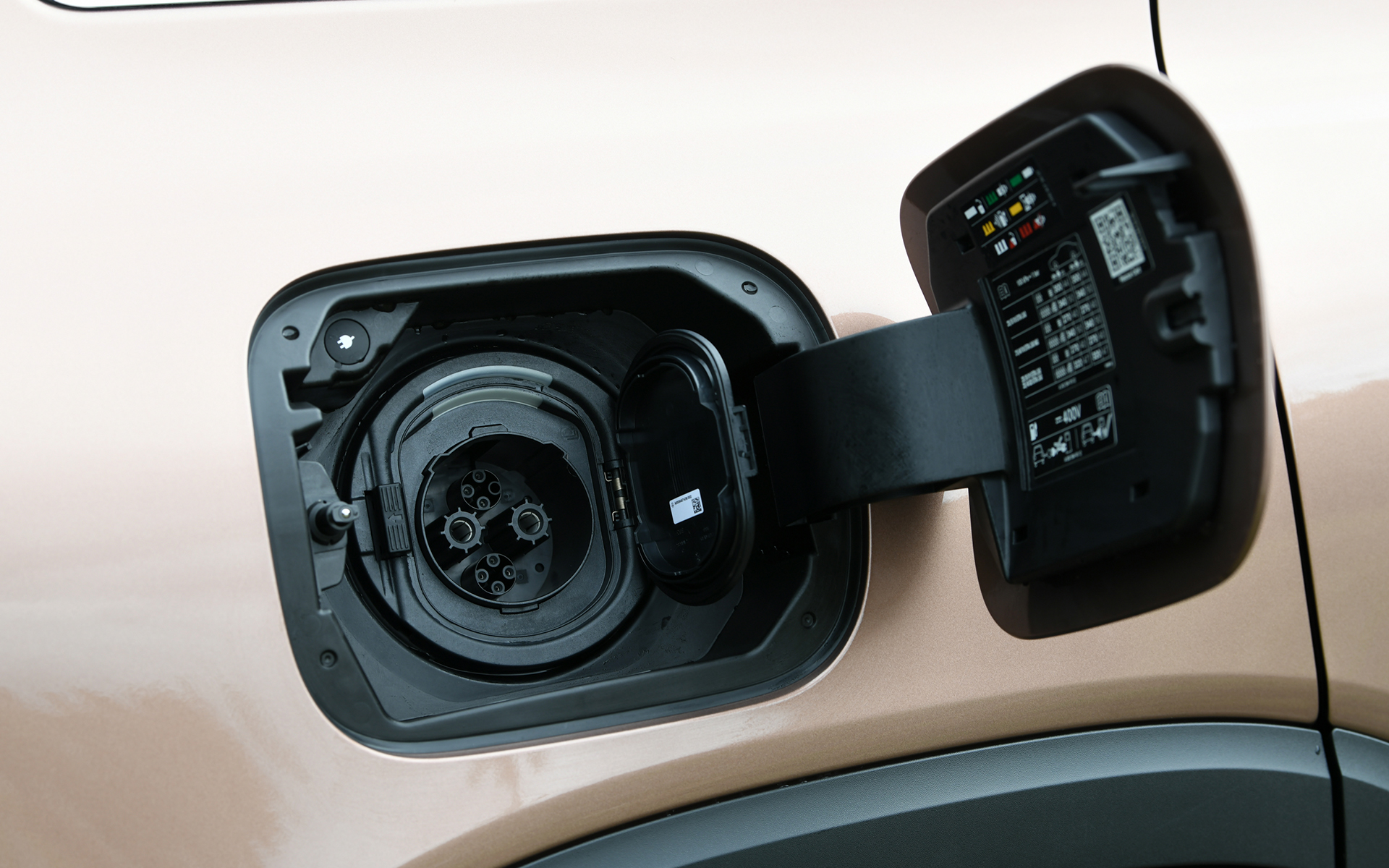 都市型SUVの洗練されたプロポーションを持つEQBでは、中央にスリーポインテッドスターを配したブラックパネルグリルを採用。一見するとGLBと共通のスタイルに見えるが、前後エプロンの形状変更が行なわれるとともに、空力特性や風切り音の低減を考慮したドアミラー、ボディ下側を流れる空気を整流するために刷新したアンダーボディパネル、ルーフスポイラーなどさまざまな個所で空力の最適化が行なわれた。EQB 250の足下は18インチアルミホイールにブリヂストン「トランザ T005」(235/55R18)を組み合わせる。充電については6.0kWまでの交流普通充電と、100kWまでの直流急速充電(CHAdeMO規格)に対応