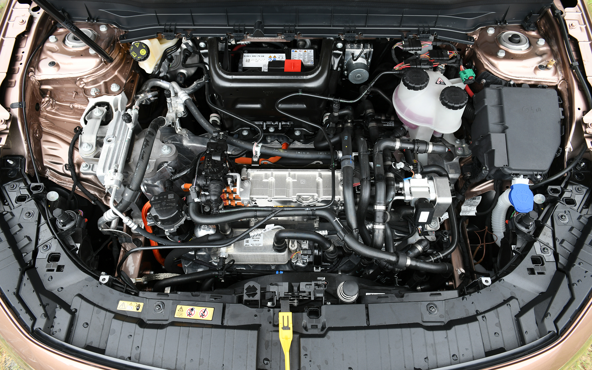 EQB 250の最高出力は140kW（190PS）、最大トルクは385Nm。EQB 350 4MATICの最高出力は215kW（292PS）、最大トルクは520Nmを発生