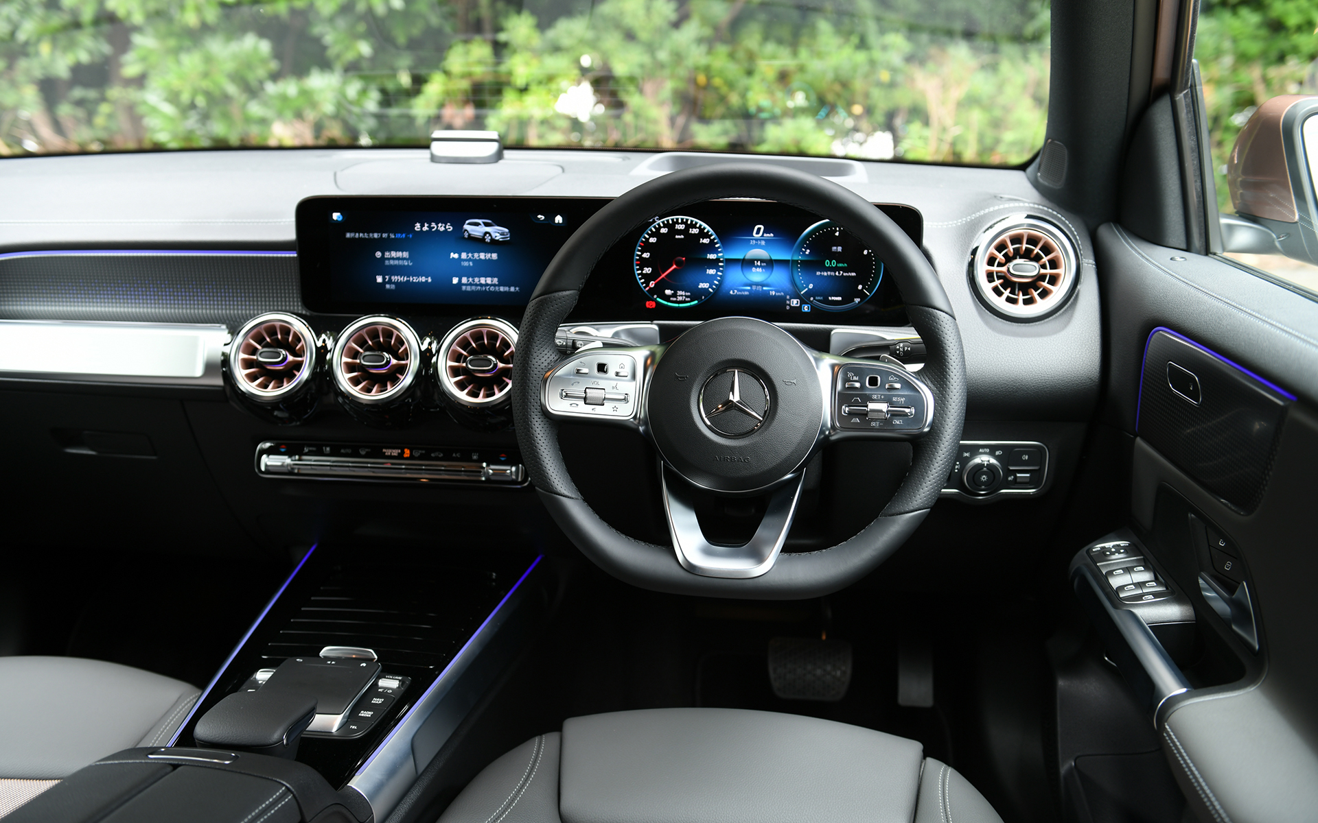 インテリアではアルミニウムルックのチューブ形状デザインがドアやコンソール、助手席側のダッシュボードに施された。センターディスプレイにある「メルセデスEQ」のアイコンに触れると、充電に関する選択や電力消費、エネルギーフローなどを確認できる