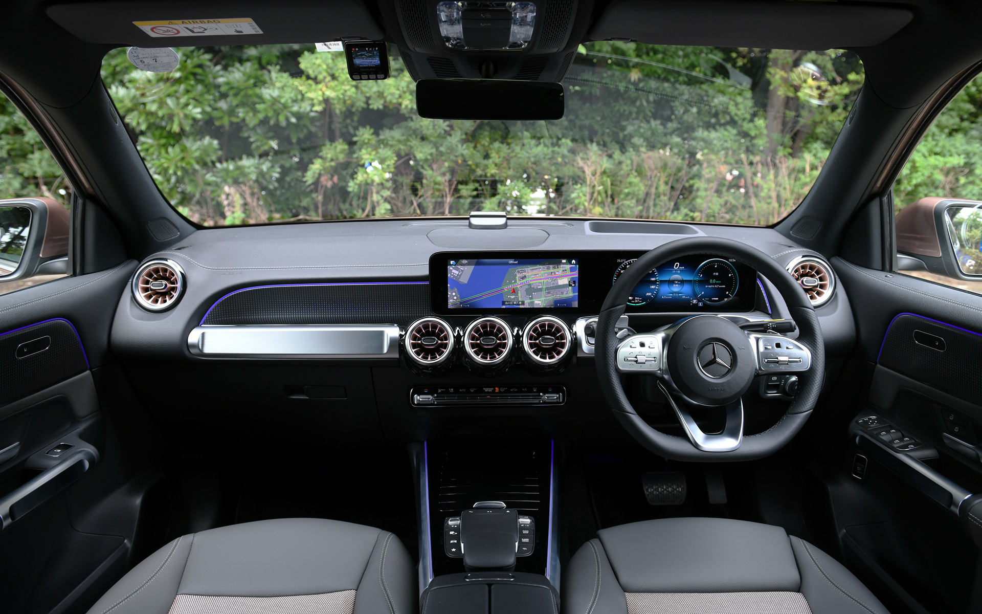 インテリアではアルミニウムルックのチューブ形状デザインがドアやコンソール、助手席側のダッシュボードに施された。センターディスプレイにある「メルセデスEQ」のアイコンに触れると、充電に関する選択や電力消費、エネルギーフローなどを確認できる