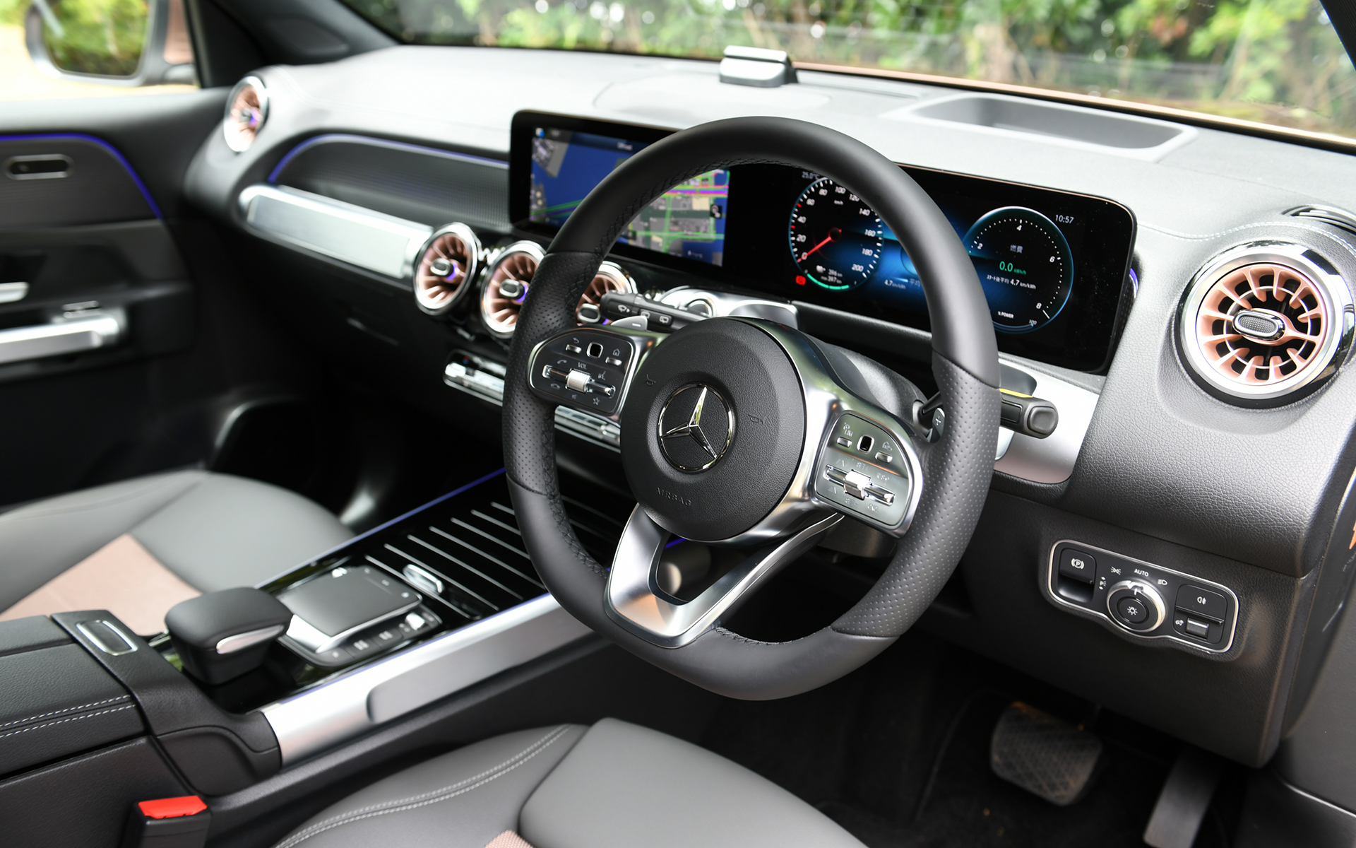 インテリアではアルミニウムルックのチューブ形状デザインがドアやコンソール、助手席側のダッシュボードに施された。センターディスプレイにある「メルセデスEQ」のアイコンに触れると、充電に関する選択や電力消費、エネルギーフローなどを確認できる