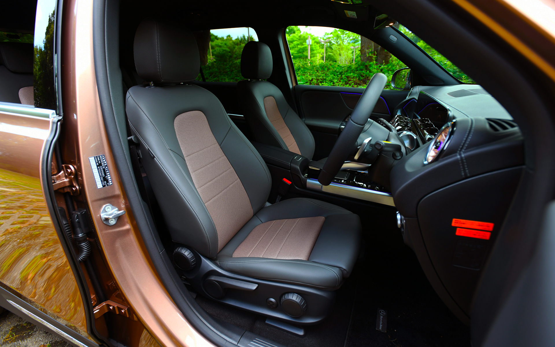 2830mmという長いホイールベースを活かして広い室内空間を実現するEQB。2列目シートは140mm調整が可能な60：40分割の前後スライド機構を備え、3列目シートは2列目シートのバックレストにあるロック解除レバーを操作することで、2列目シートが前に倒れてスライドし、ワンタッチで乗り降りすることが可能