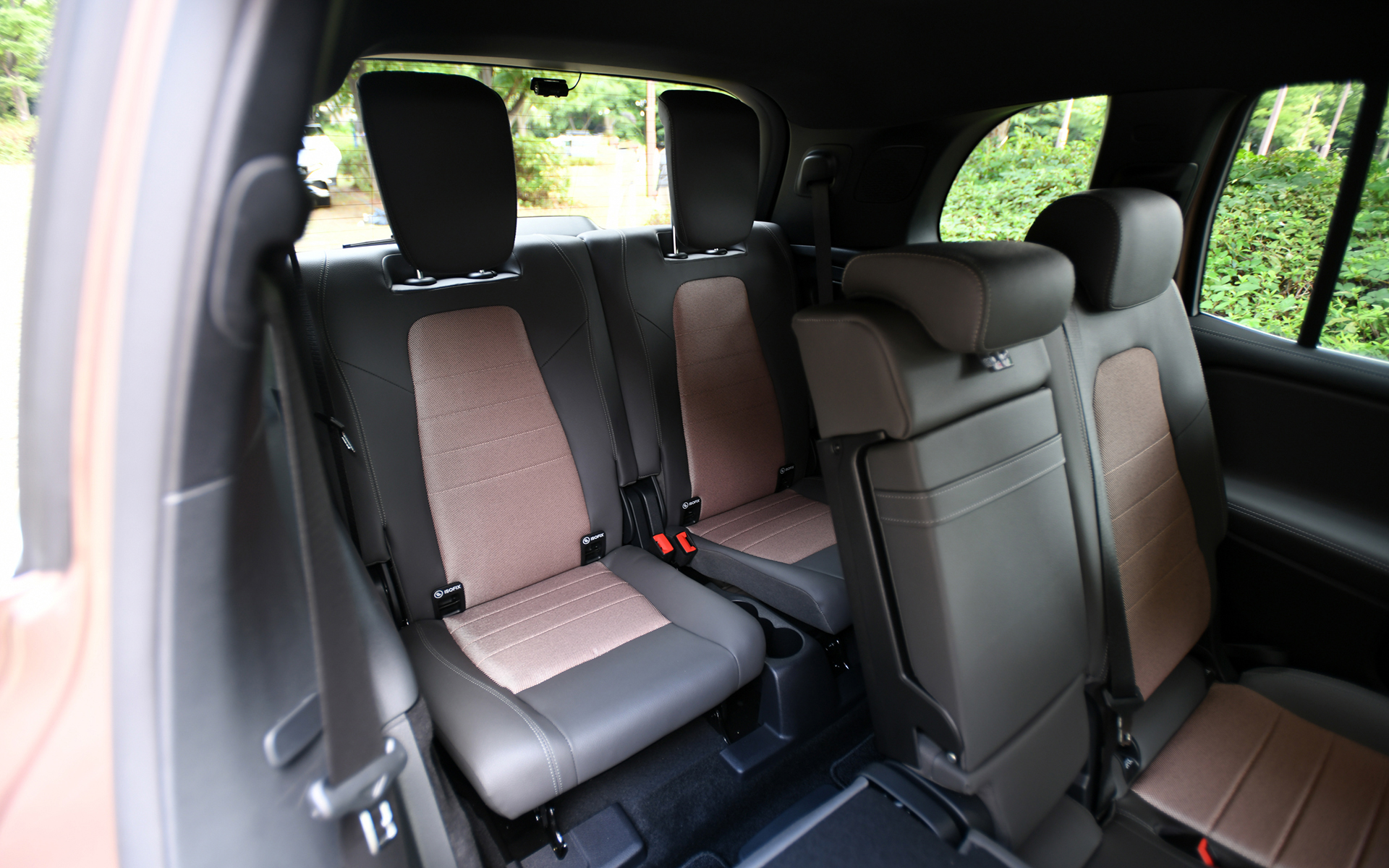 2830mmという長いホイールベースを活かして広い室内空間を実現するEQB。2列目シートは140mm調整が可能な60：40分割の前後スライド機構を備え、3列目シートは2列目シートのバックレストにあるロック解除レバーを操作することで、2列目シートが前に倒れてスライドし、ワンタッチで乗り降りすることが可能