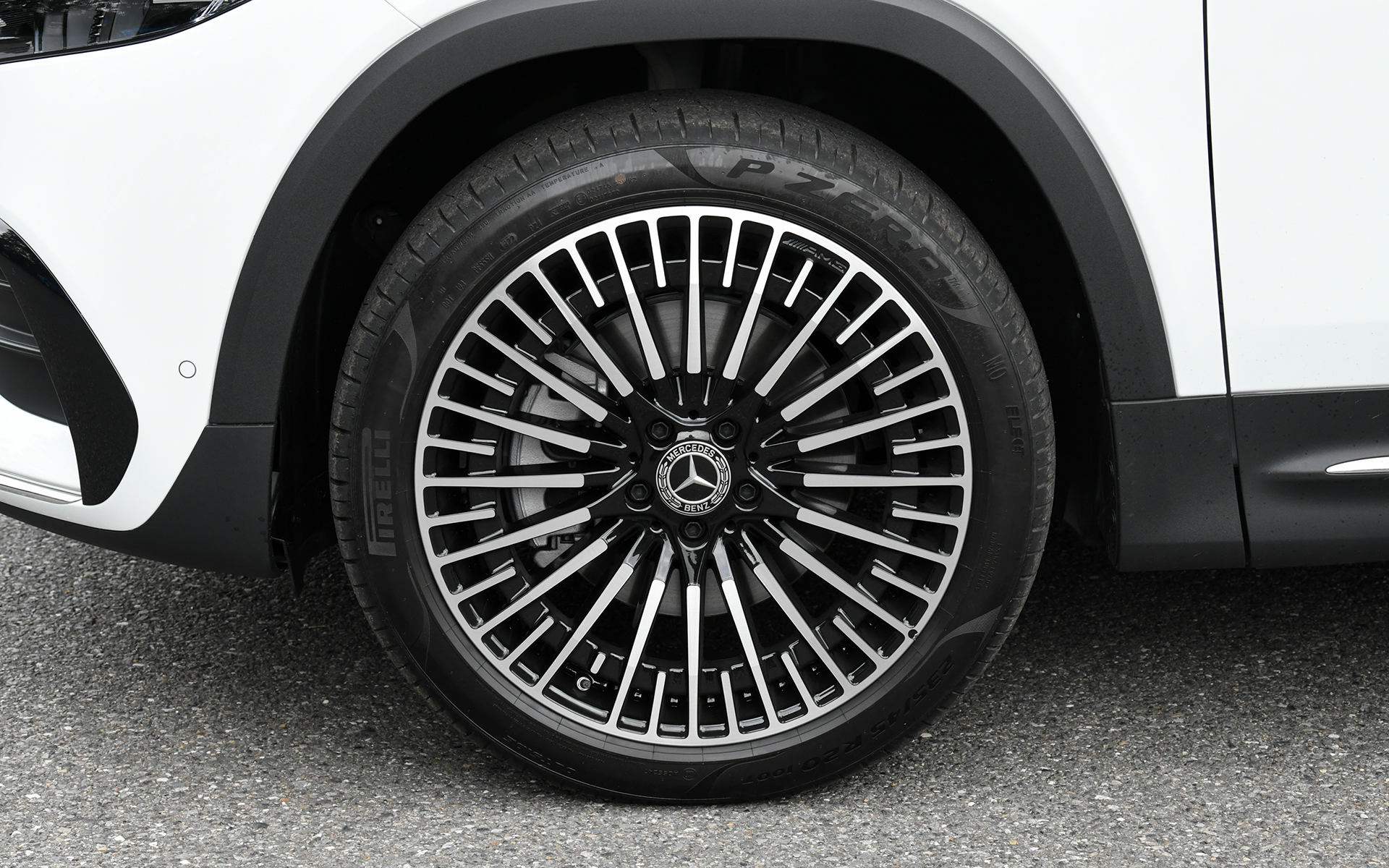 撮影したEQB 350 4MATICはAMGラインパッケージ装着車で、スポーツサスペンションや20インチAMGマルチスポークアルミホイール（タイヤはピレリ「P ZERO」でサイズは235/45R20）、スポーツシートなどを装備