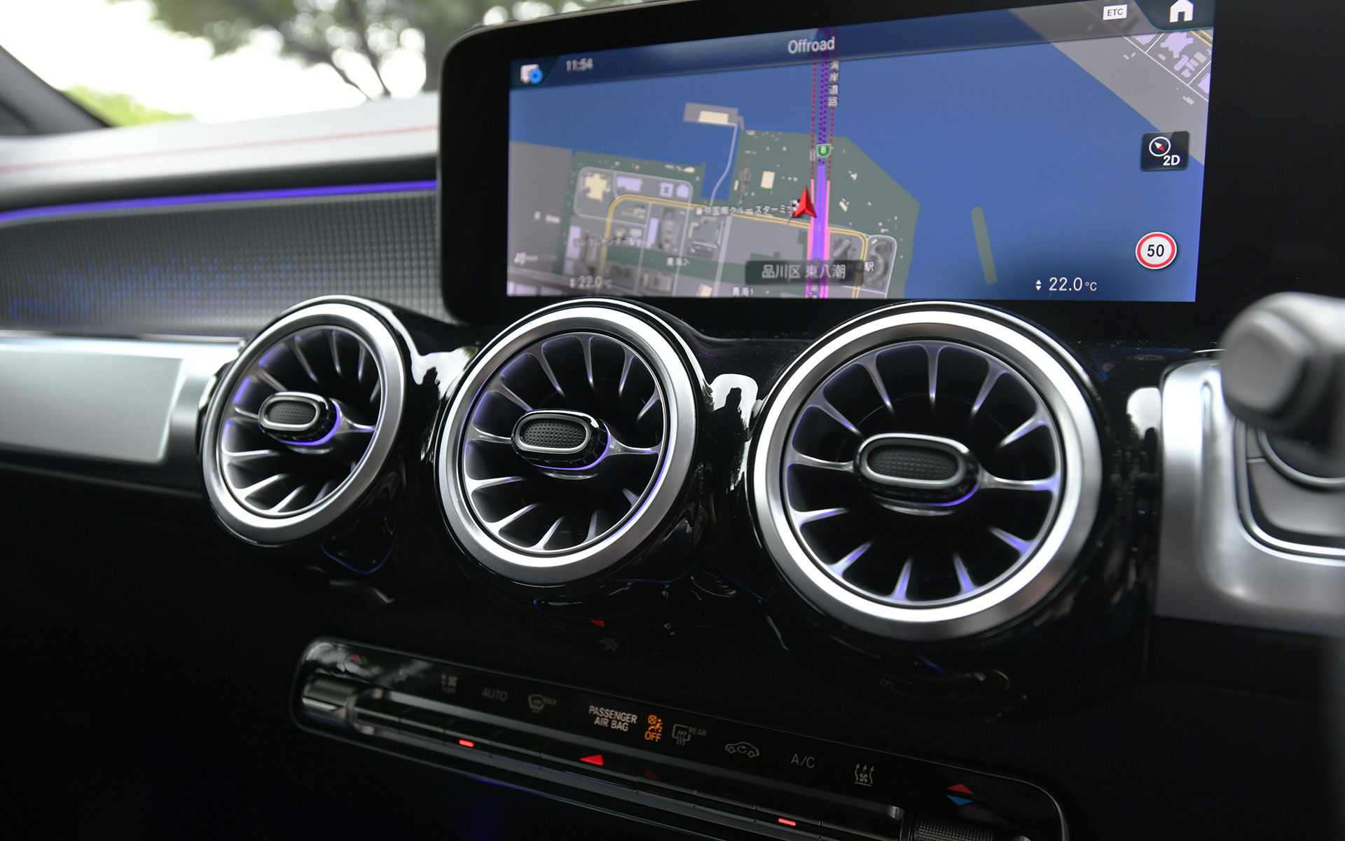 撮影したEQB 350 4MATICはAMGラインパッケージ装着車で、スポーツサスペンションや20インチAMGマルチスポークアルミホイール（タイヤはピレリ「P ZERO」でサイズは235/45R20）、スポーツシートなどを装備