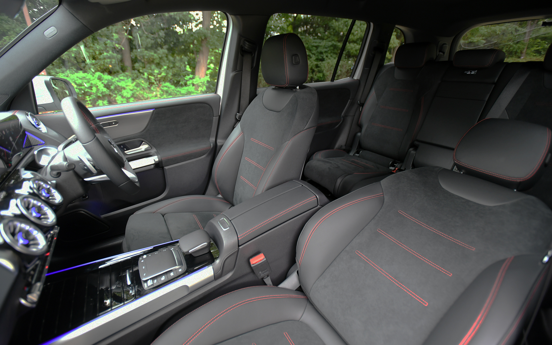 撮影したEQB 350 4MATICはAMGラインパッケージ装着車で、スポーツサスペンションや20インチAMGマルチスポークアルミホイール（タイヤはピレリ「P ZERO」でサイズは235/45R20）、スポーツシートなどを装備