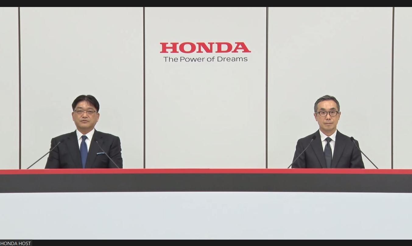 ホンダの2022年度 第1四半期決算説明会の登壇者。左から、本田技研工業株式会社 取締役 代表執行役副社長 竹内弘平氏、本田技研工業株式会社 執行職 経理財務統括部 部長 藤村英司氏