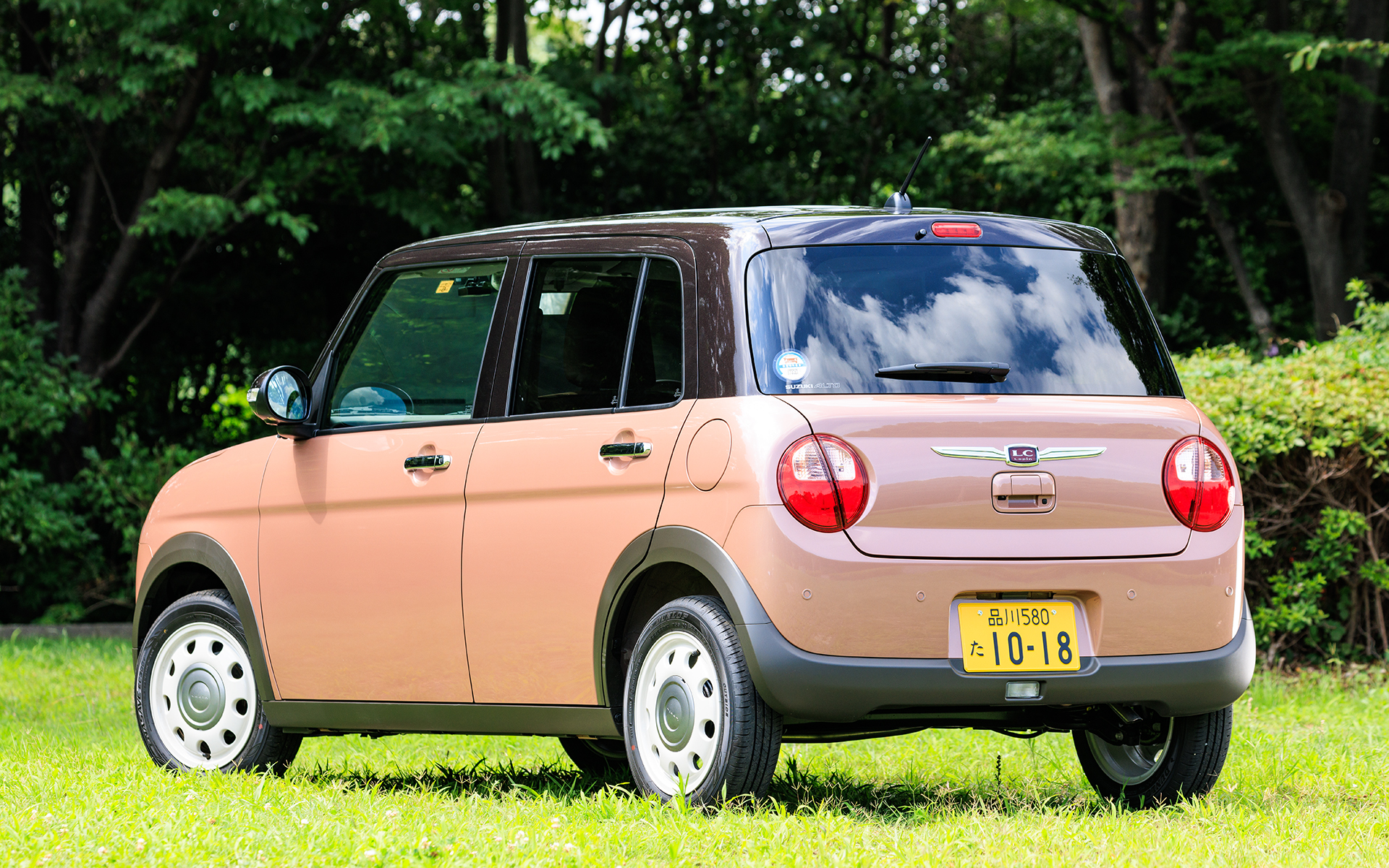 バリエーションモデルとして追加されたアルト ラパン LC。かわいらしさにレトロ風味がプラスされている。撮影車両はX、ボディカラーはテラコッタピンクメタリック アーバンブラウン2トーンルーフ