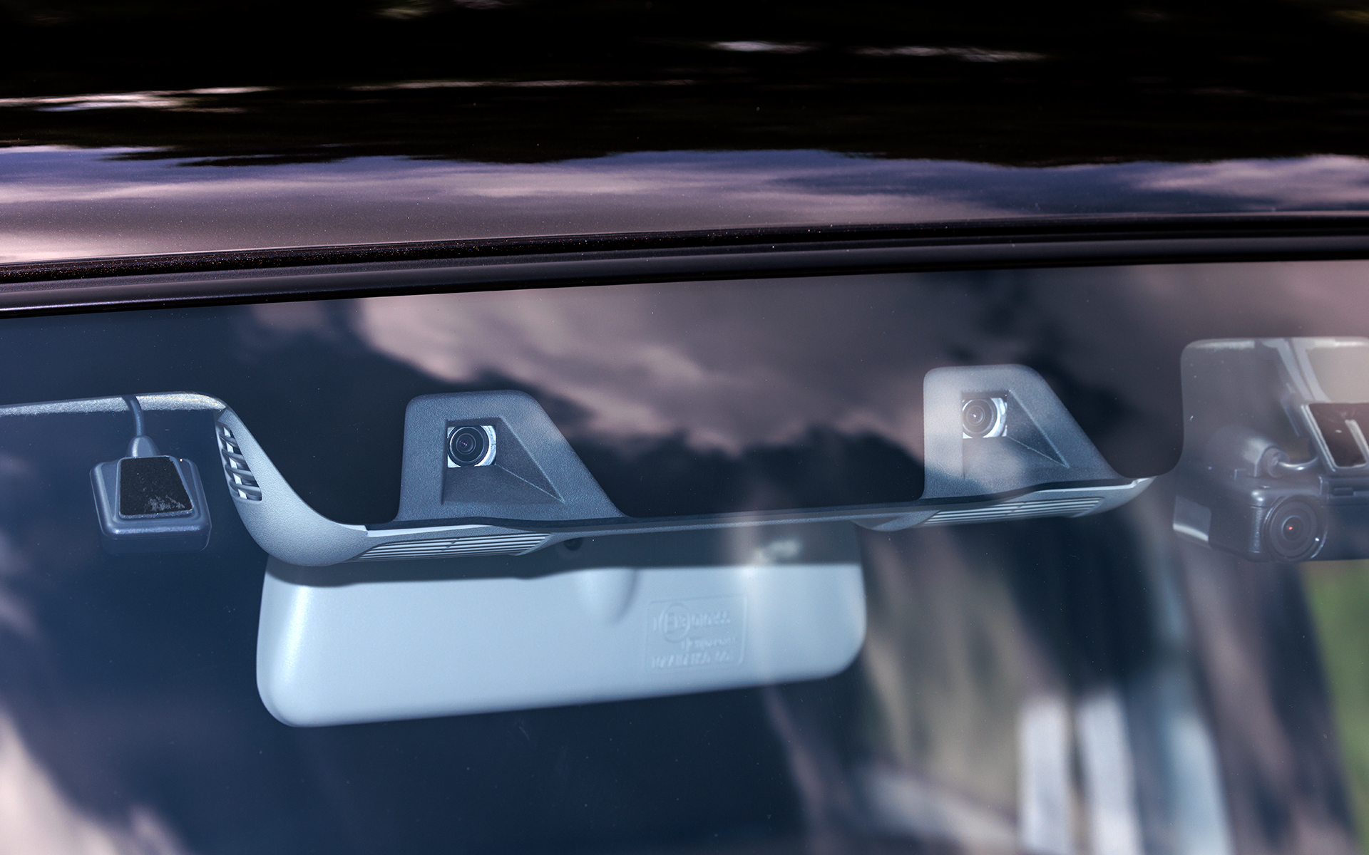 先進安全装備の核となるセンサーはレーザーレーダーからステレオカメラを使った「デュアルカメラブレーキサポート」にチェンジ。夜間歩行者の検知にも対応する