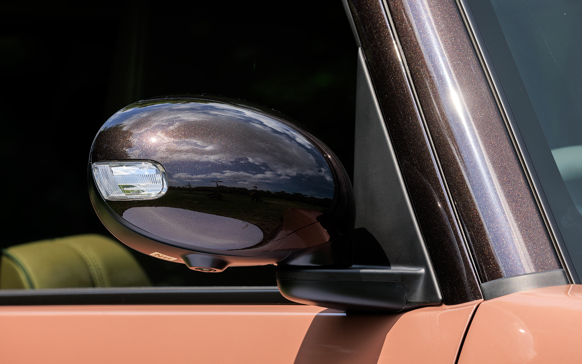 XグレードにはLEDサイドターンランプ付ドアミラーが標準装備。Lグレードはフェンダーにターンランプが付く