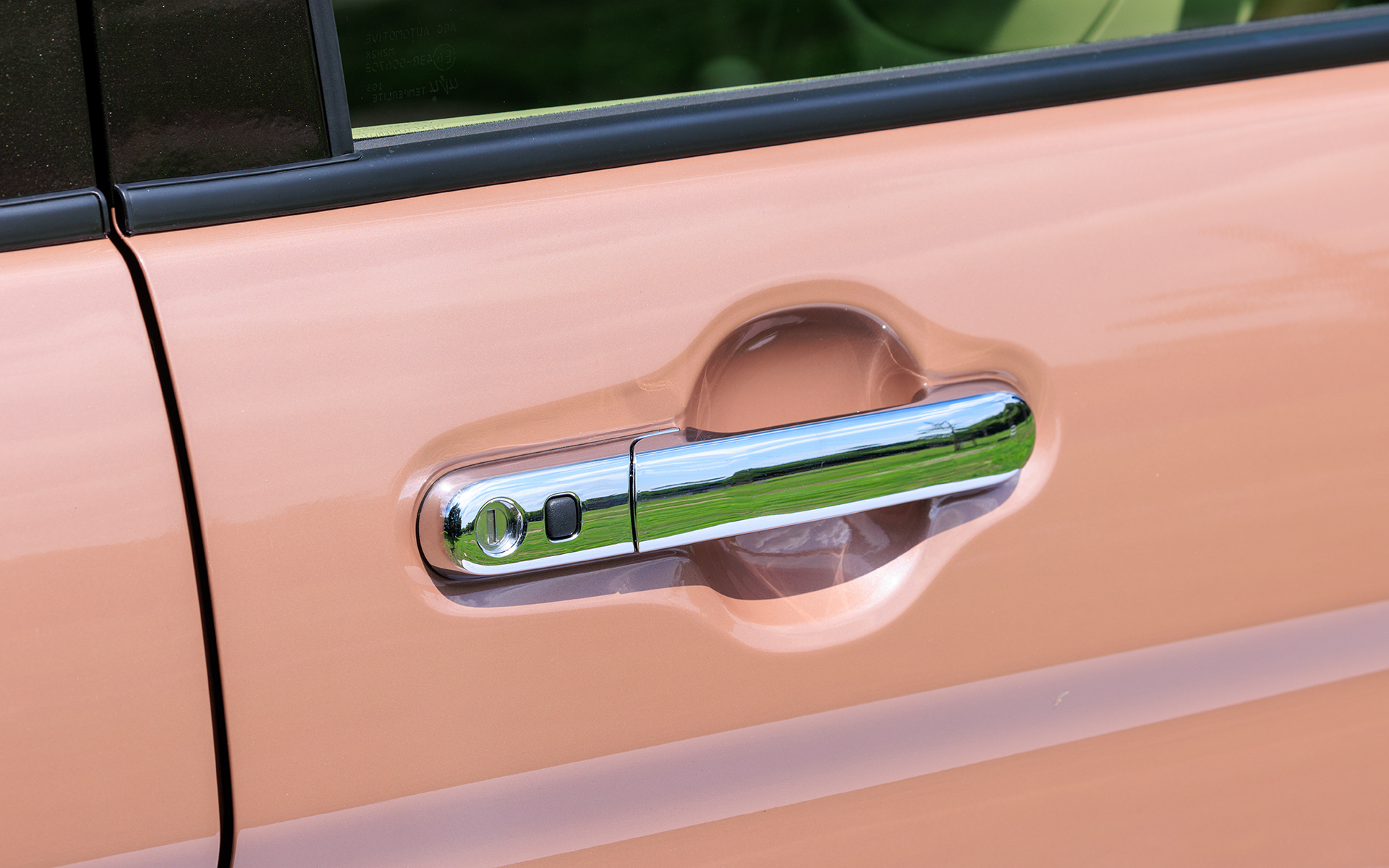 Xグレードのドアハンドルはメッキタイプ。Lグレードはボディ同色