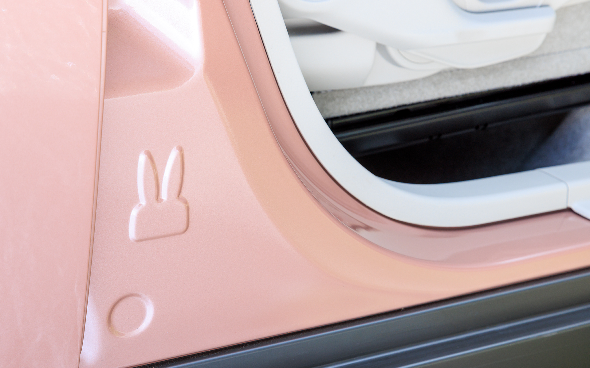 “隠れラパン”と呼ばれるウサギのモチーフが随所に