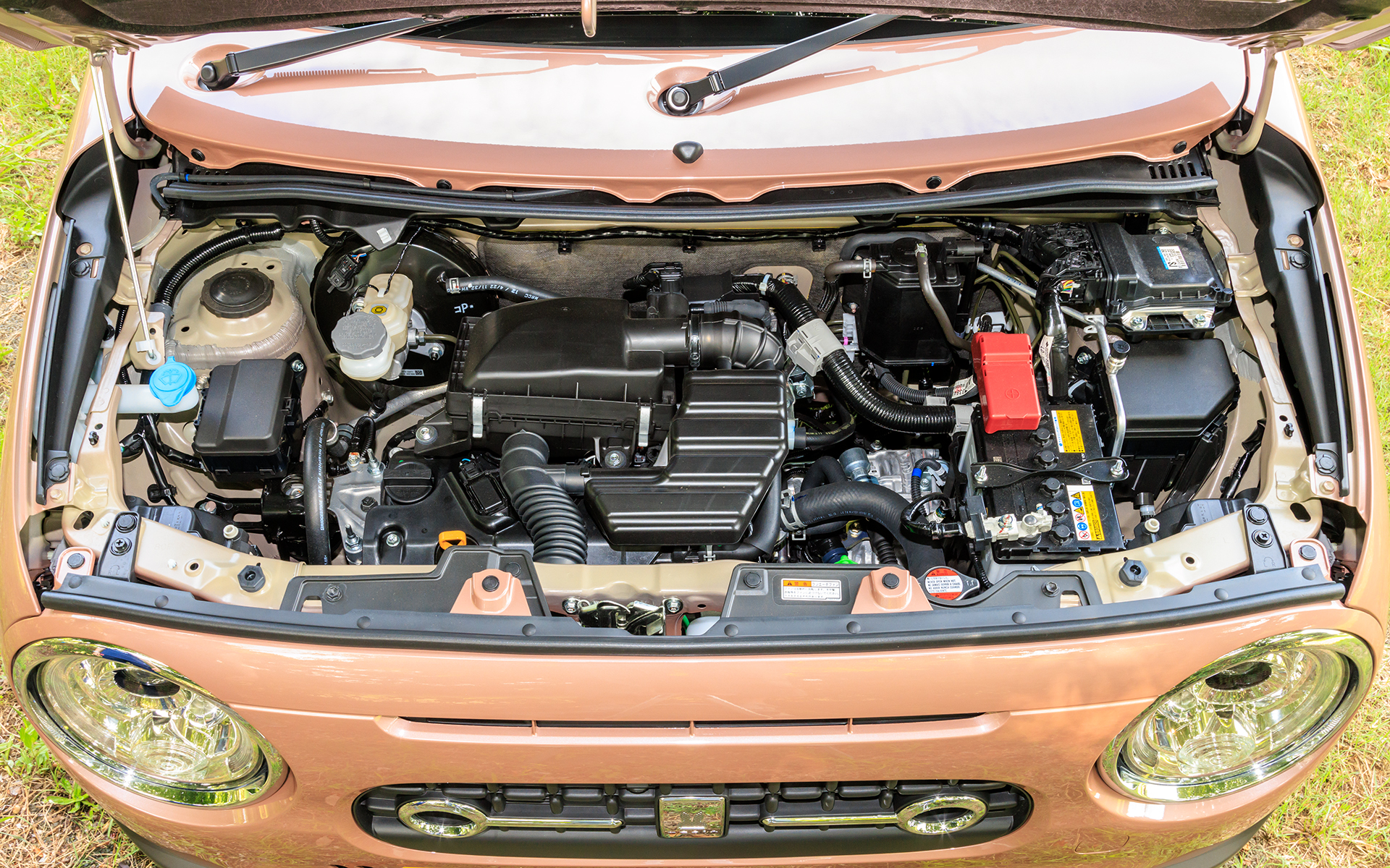 エンジンは0.66リッター直列3気筒DOHCユニットを搭載。最高出力38kW（52PS）/6500rpm、最大トルク60Nm（6.1kgfm）/4000rpmを発生する