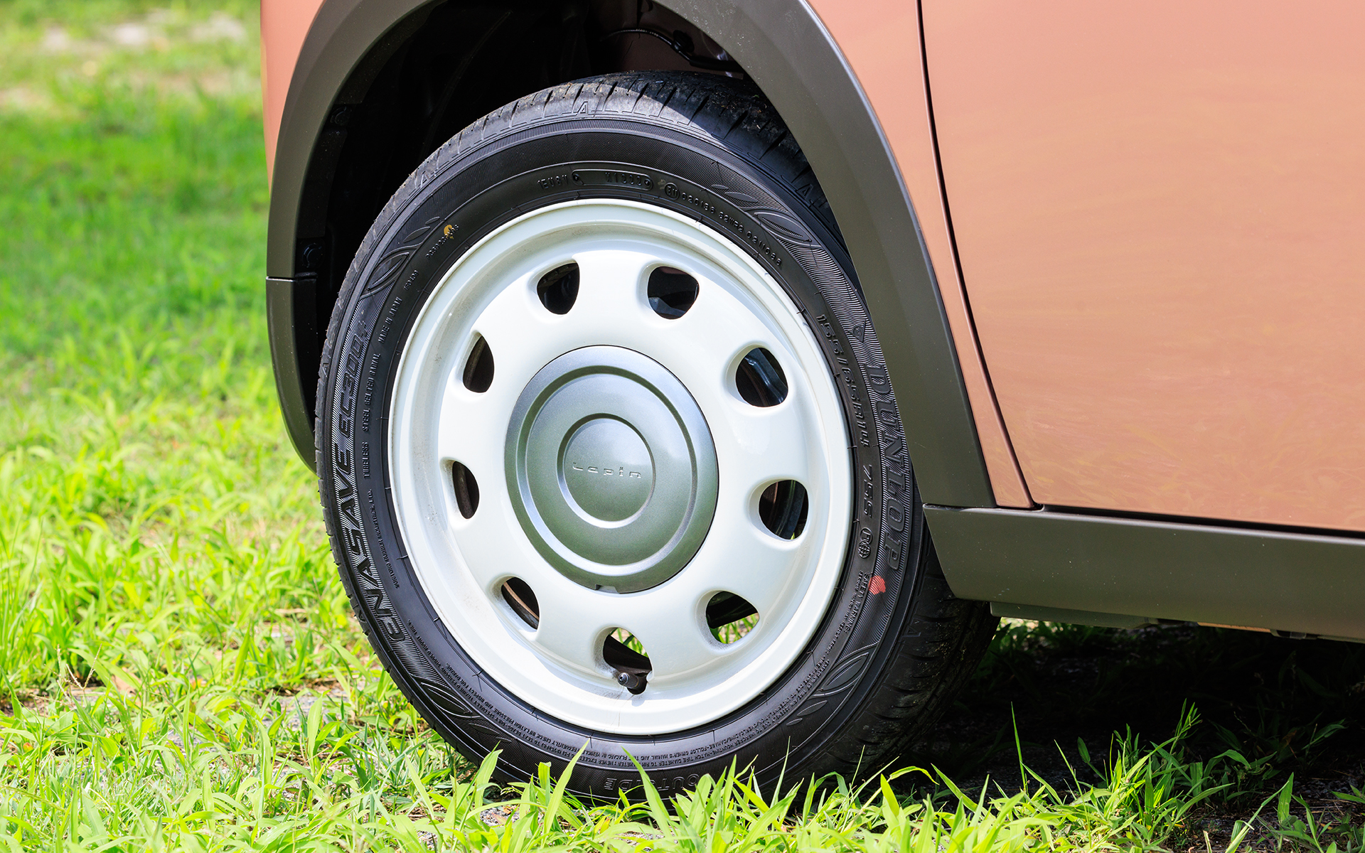 Xグレードは中央にキャップが付いたアルミホイールが標準。タイヤサイズは共通で155/65R14。撮影車両はダンロップ「エナセーブ EC300＋」を装着