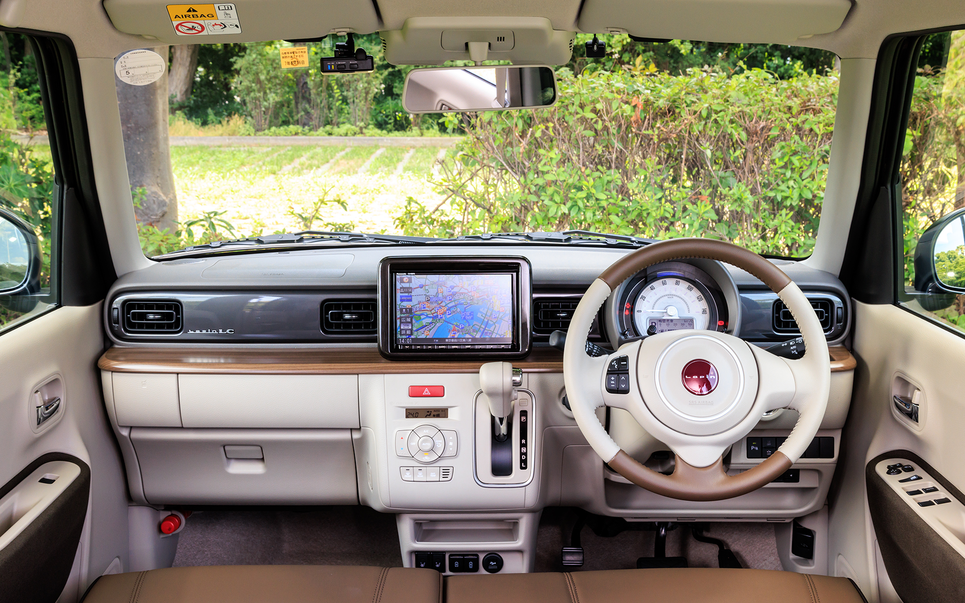 Xグレードの内装は「シックインパネ」と名付けられたベージュとダークブラウンの組み合わせ。中央には木目調のパネルを配置する