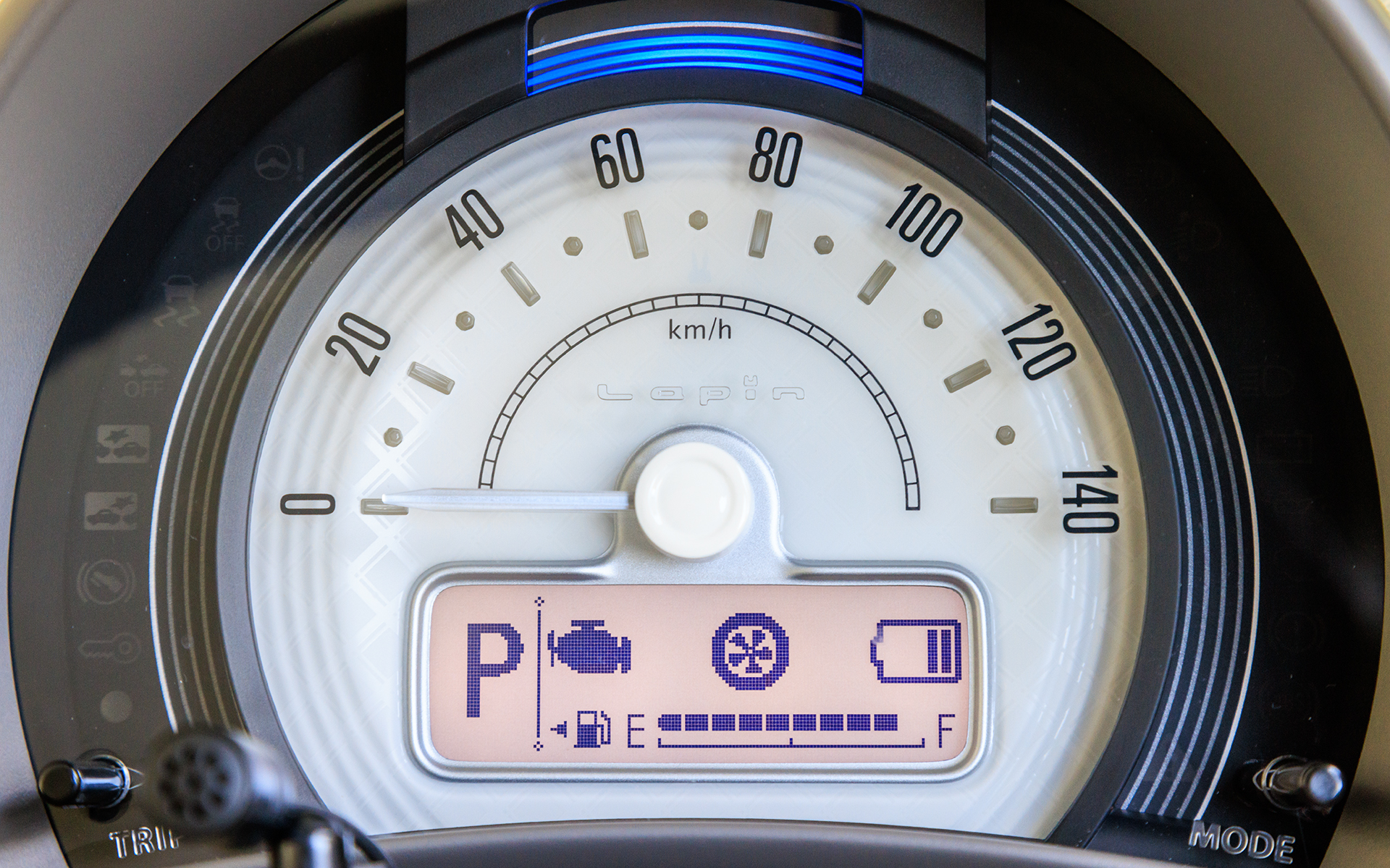 メーターは大型の1眼式。下部にはインフォメーションディスプレイ、上部には色で運転状況を教えてくれるステータスインフォメーションランプを装備