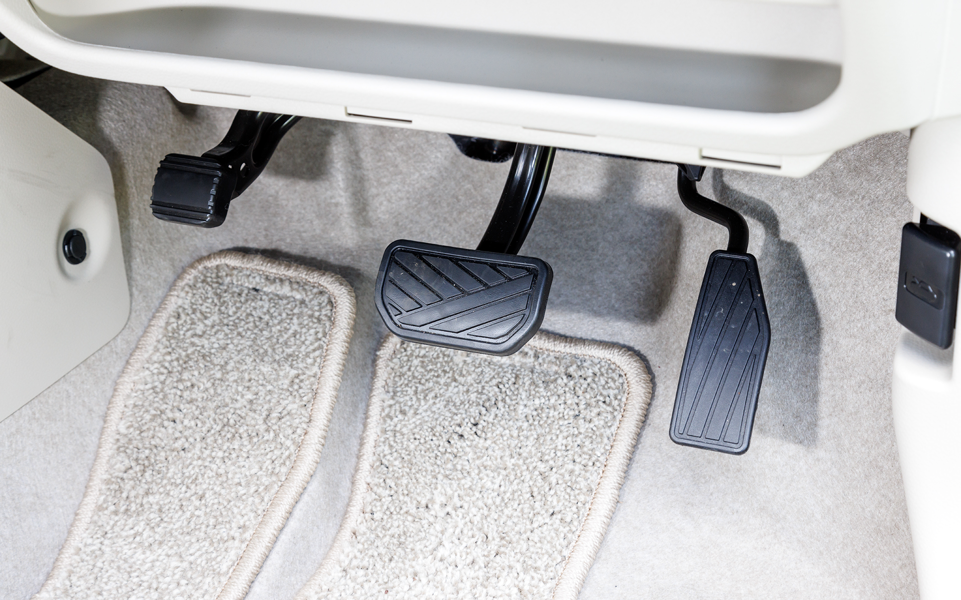 ペダルまわり。パーキングブレーキは足踏み式