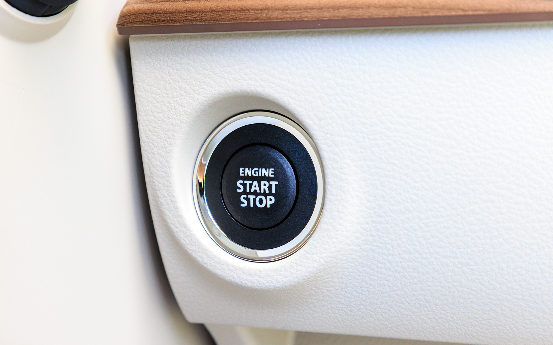 キーレスプッシュスタートシステムが標準